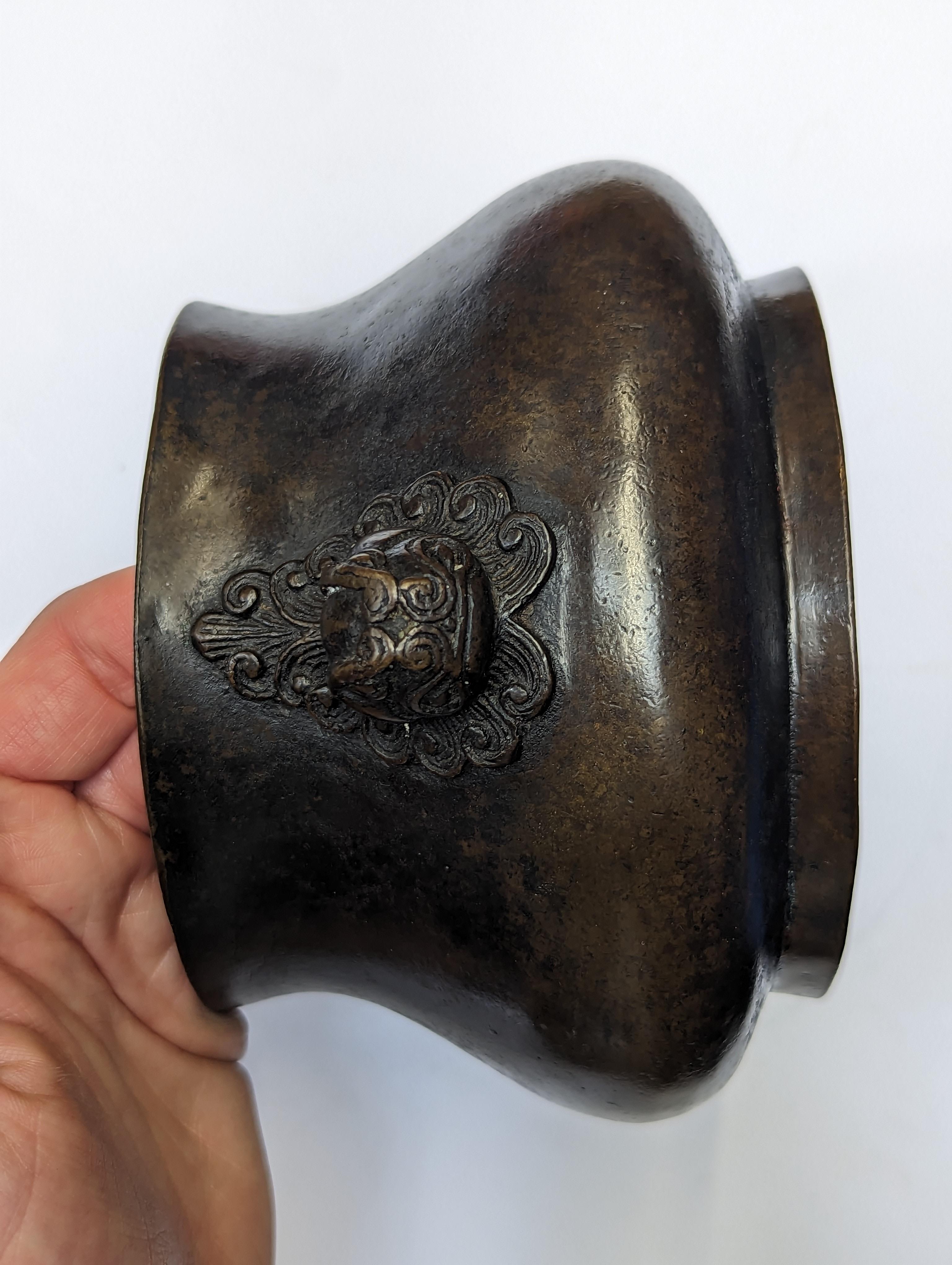 A CHINESE BRONZE INCENSE BURNER 十七世紀 銅香爐 - Image 5 of 15