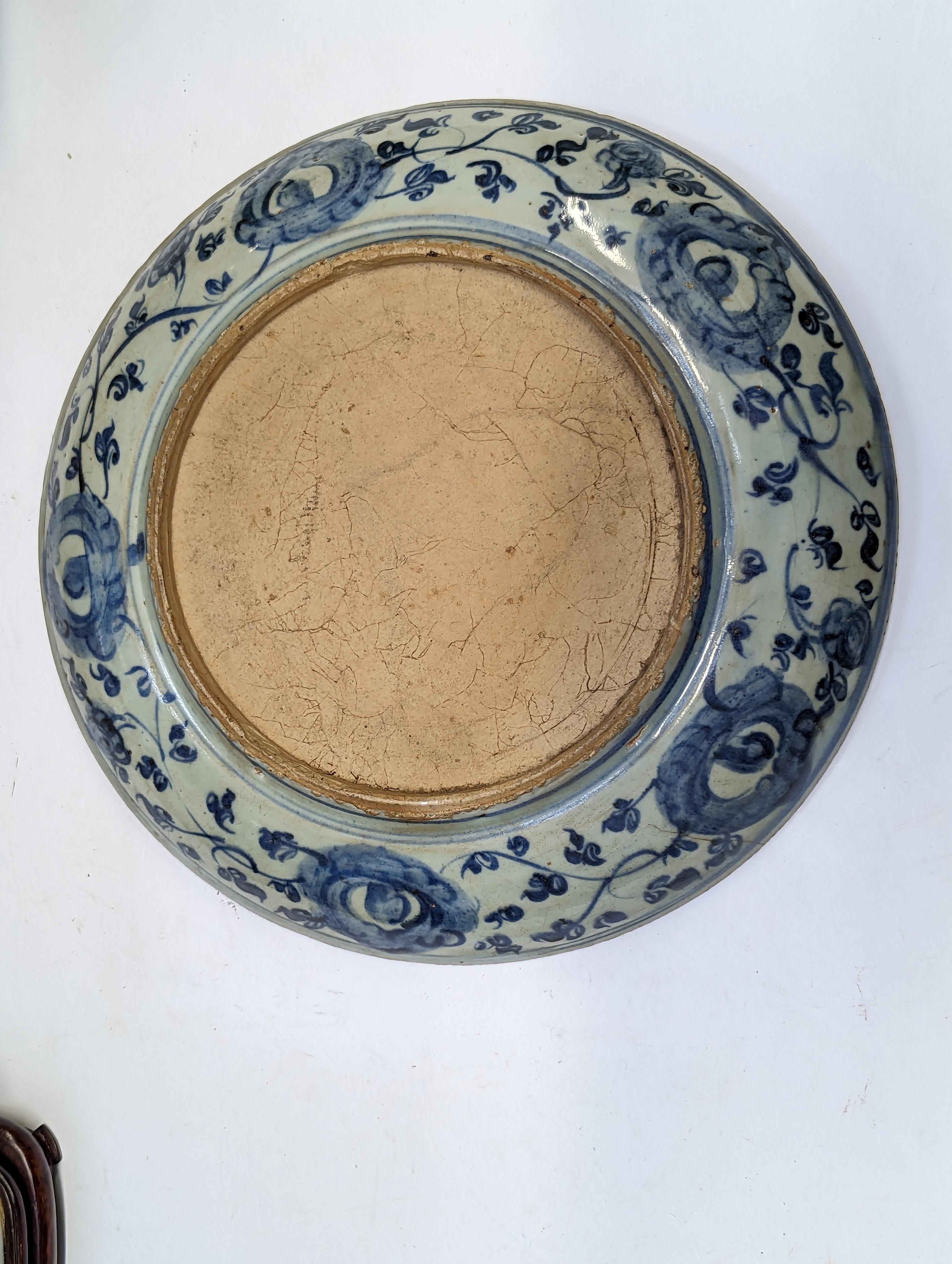 A CHINESE BLUE AND WHITE 'SCHOLAR'S ROCK' DISH 明 青花供石紋盤 - Image 11 of 13