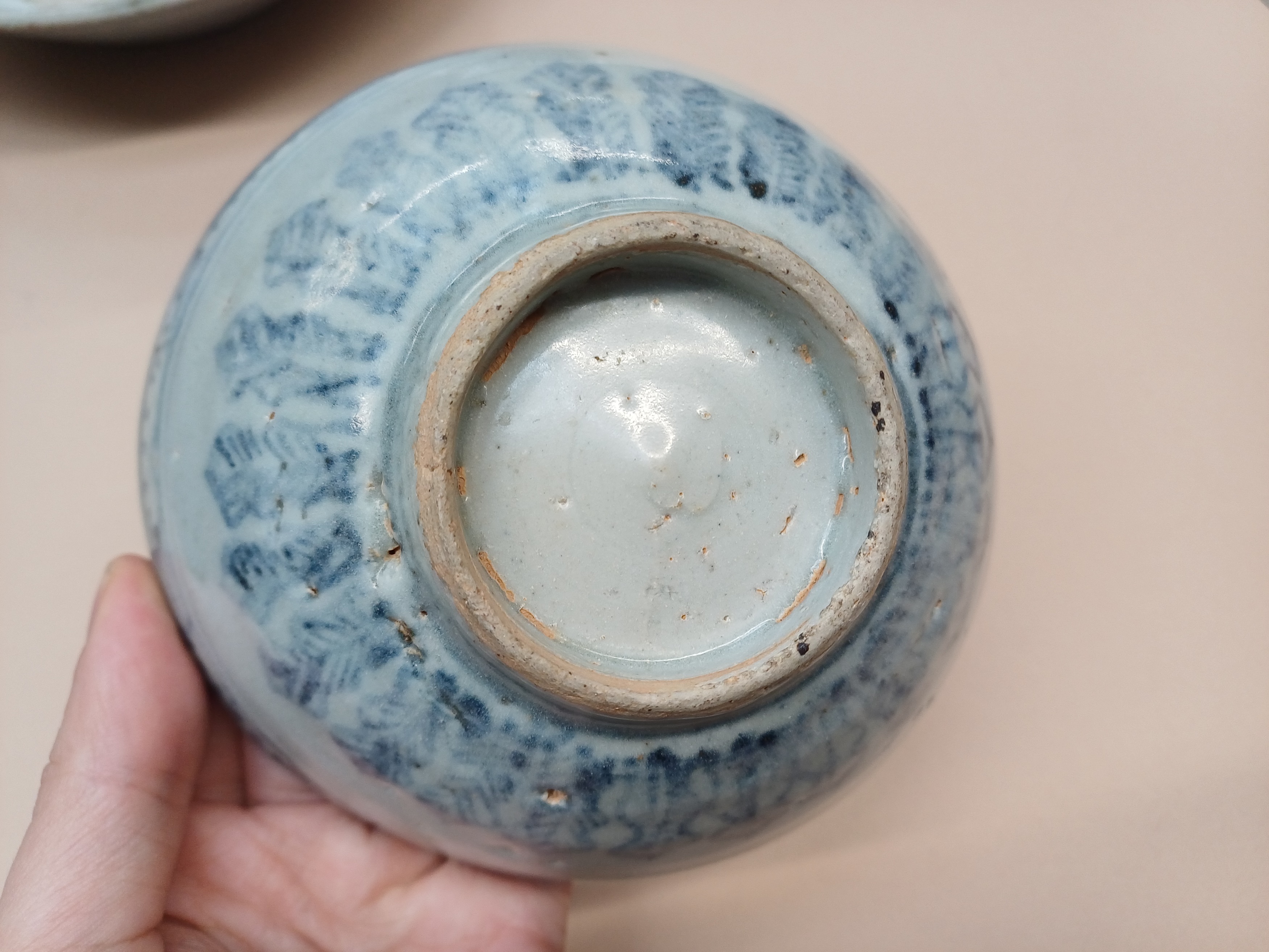 A CHINESE BLUE AND WHITE DISH, BOWL AND A SAUCE BOAT 明至十八世紀 青花盤、盌及醬料船一組 - Image 15 of 16