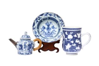 THREE CHINESE BLUE AND WHITE PIECES 清 康熙至十八世紀 青花瓷器一組