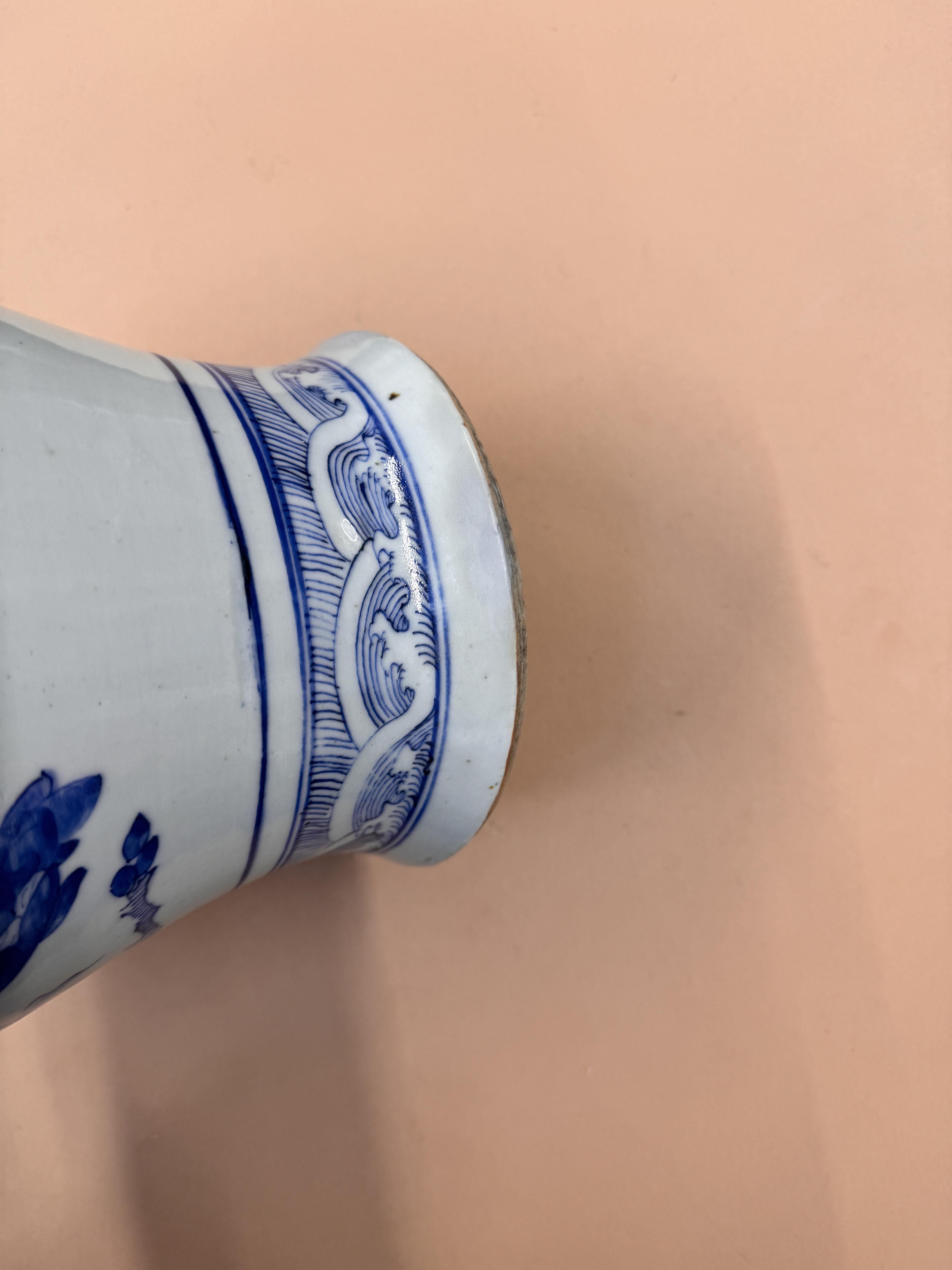 A CHINESE BLUE AND WHITE BALUSTER VASE AND COVER 清十九世紀 青花花鳥圖紋獅鈕蓋罐 - Image 8 of 28