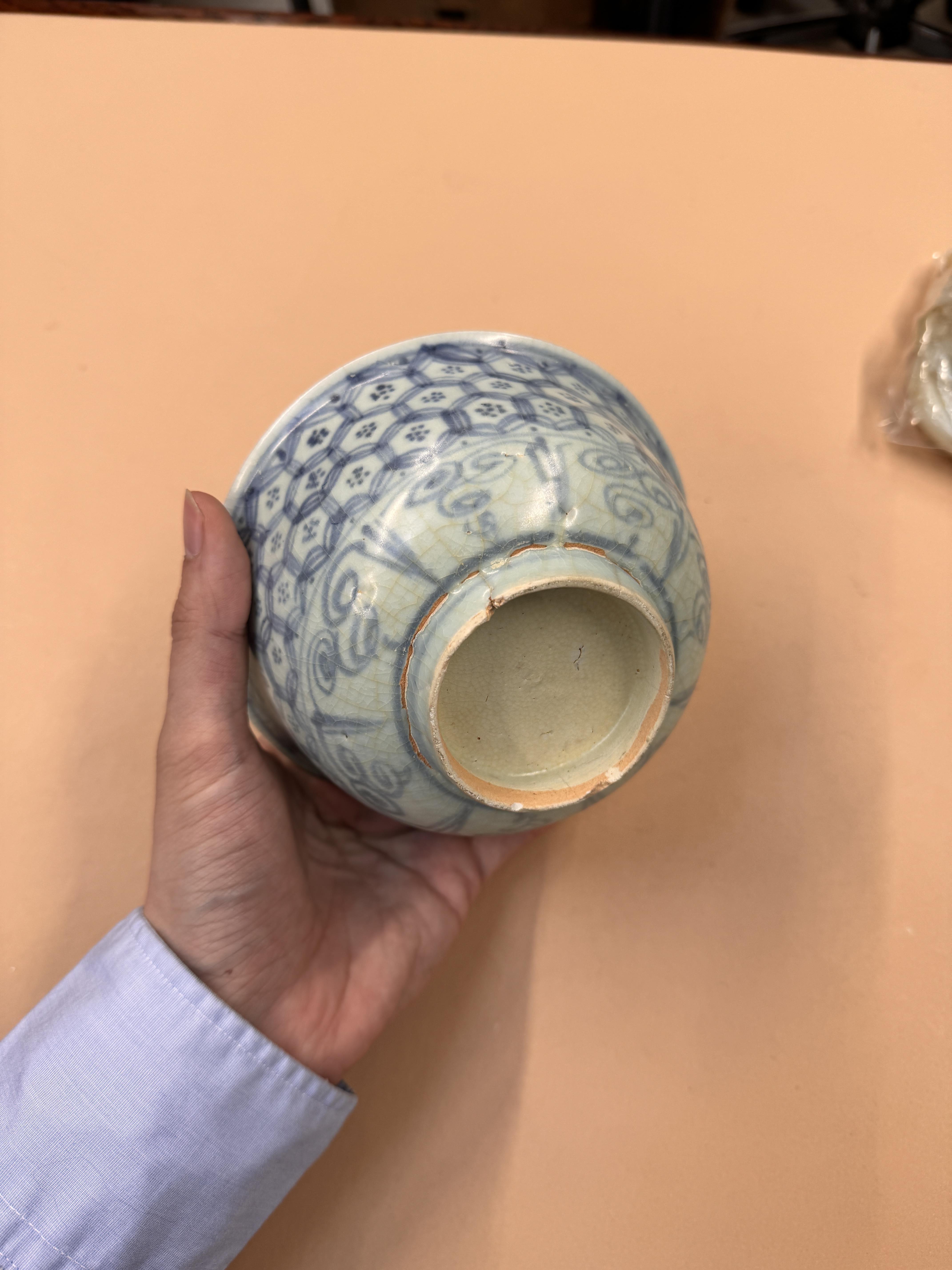 A CHINESE BLUE AND WHITE 'HONEYCOMB' BOWL 明 青花蜂巢紋盌 - Image 17 of 18