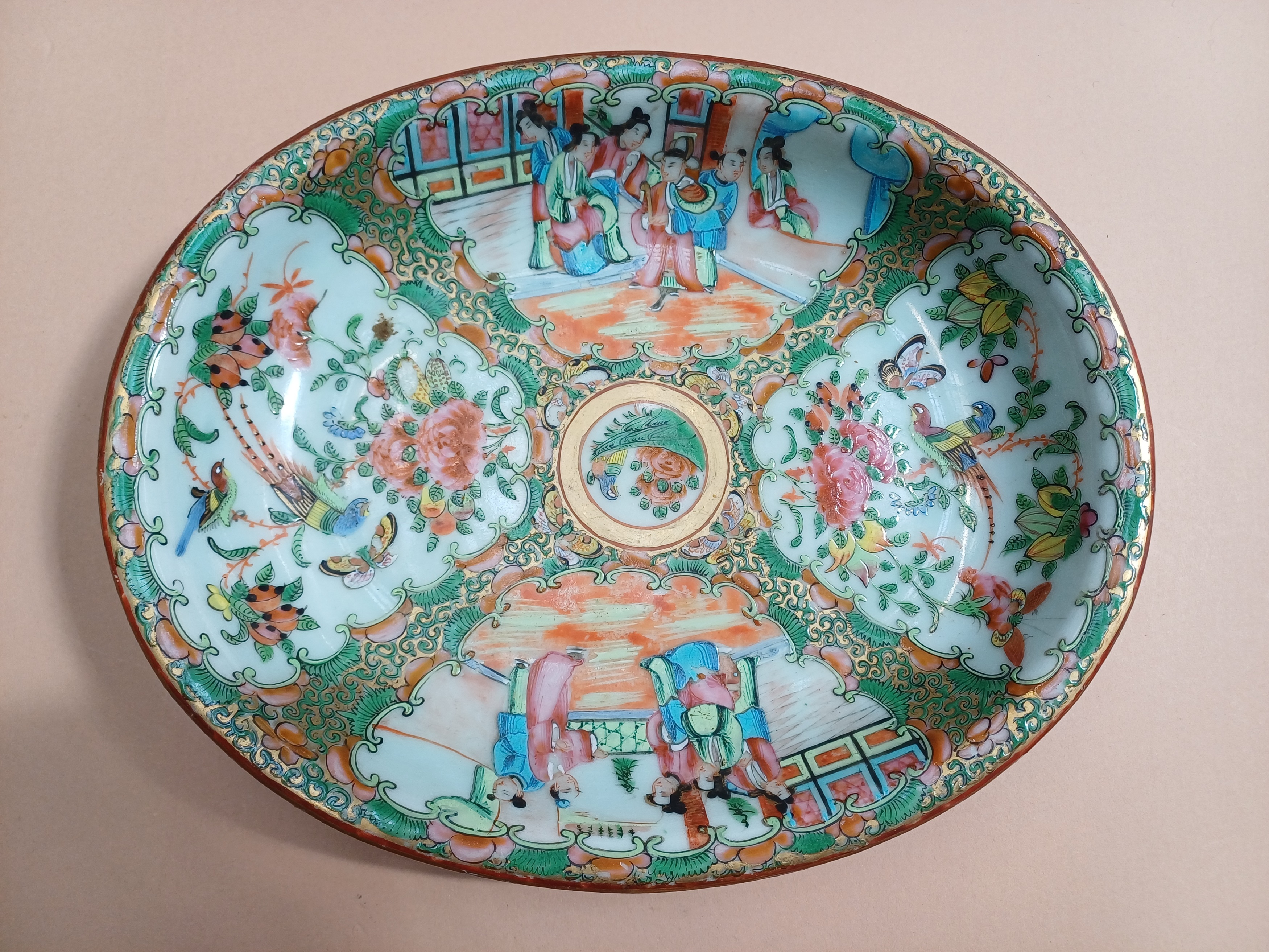 A GROUP OF CHINESE CANTON FAMILLE-ROSE PORCELAIN 晚清 十九或二十世紀 廣彩瓷器一組 - Image 18 of 33