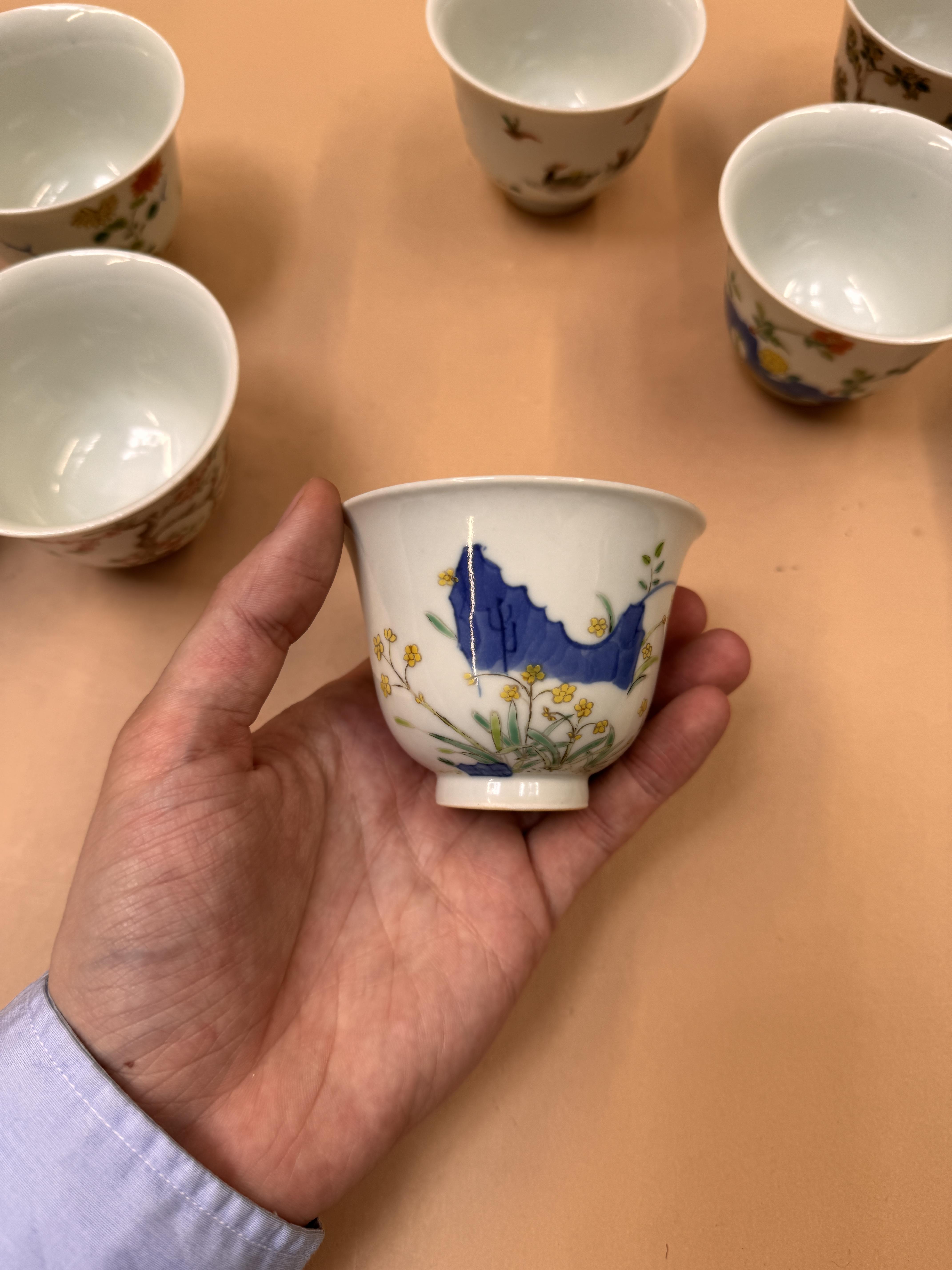 A SET OF CHINESE FAMILLE ROSE 'MONTH' CUPS 二十世紀 粉彩十二花神盃一組 - Image 9 of 16
