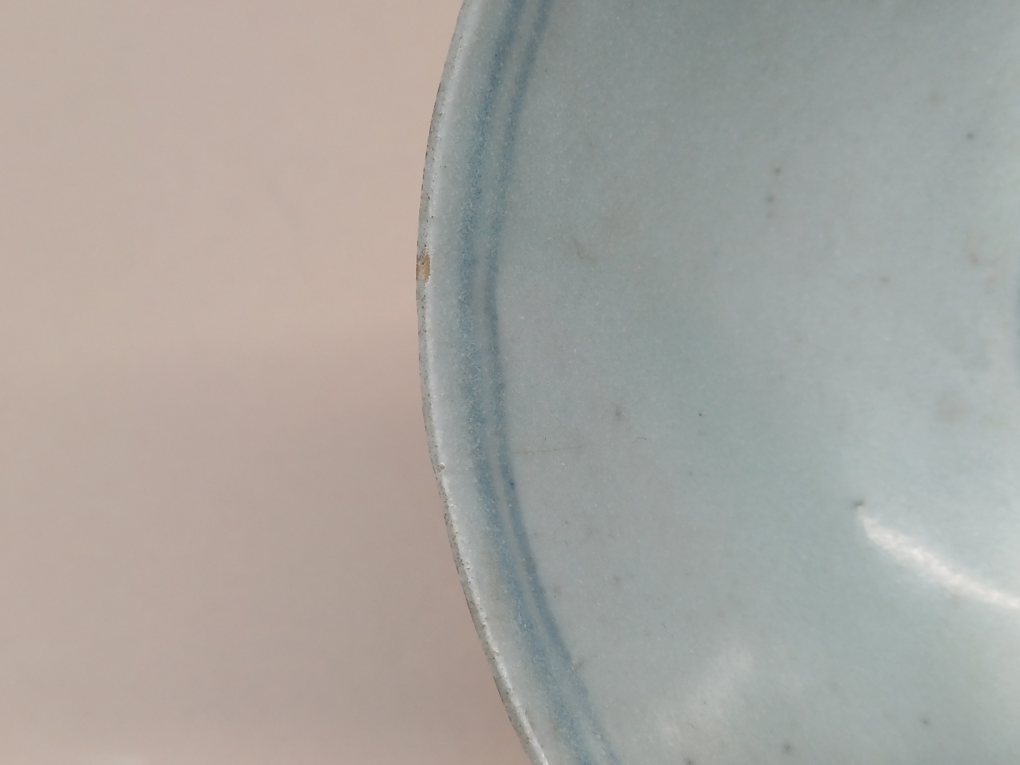 A CHINESE BLUE AND WHITE DISH, BOWL AND A SAUCE BOAT 明至十八世紀 青花盤、盌及醬料船一組 - Image 16 of 16
