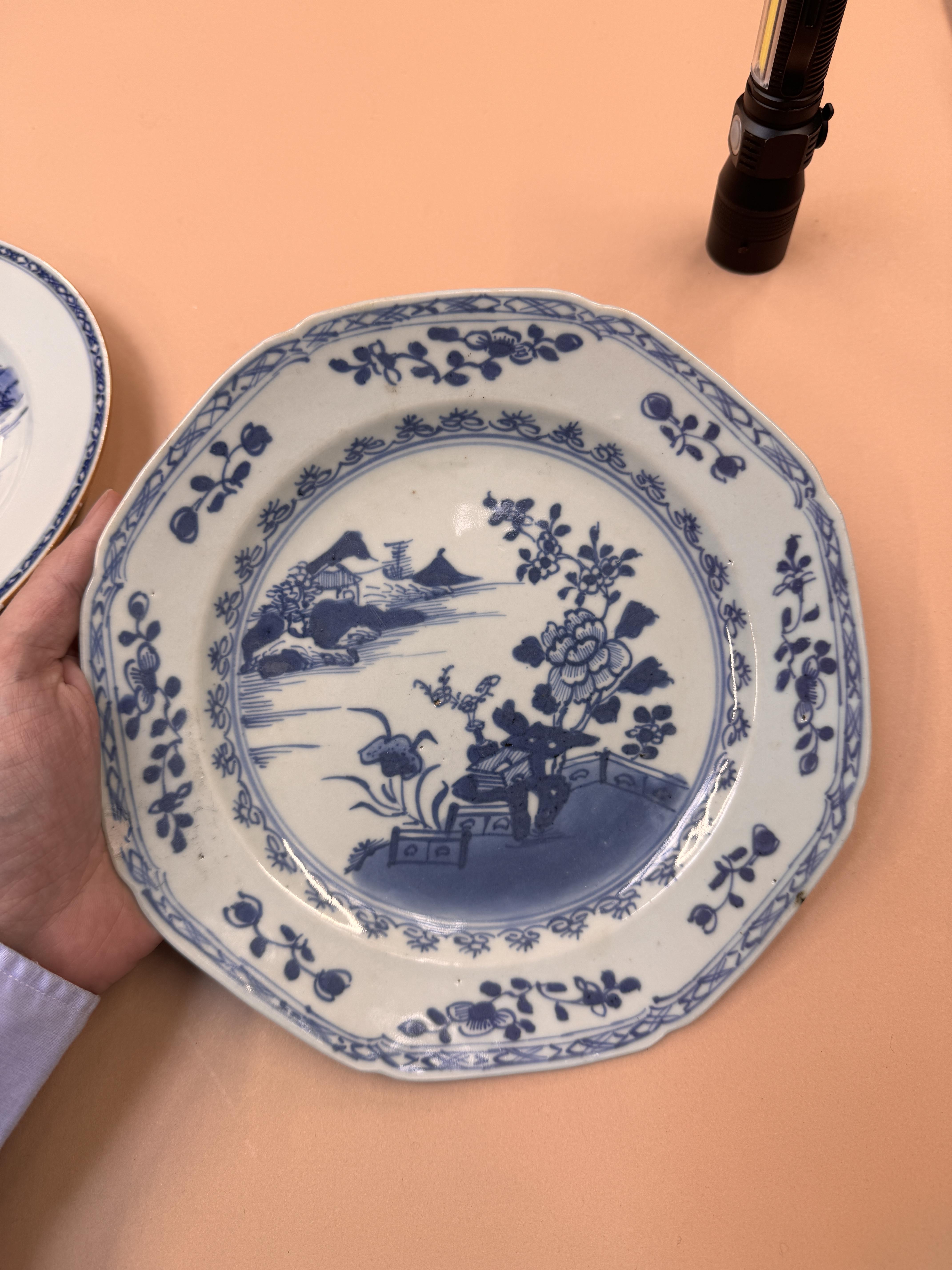 TWO CHINESE EXPORT BLUE AND WHITE DISHES 清十八世紀 外銷青花盤兩件 - Image 9 of 12