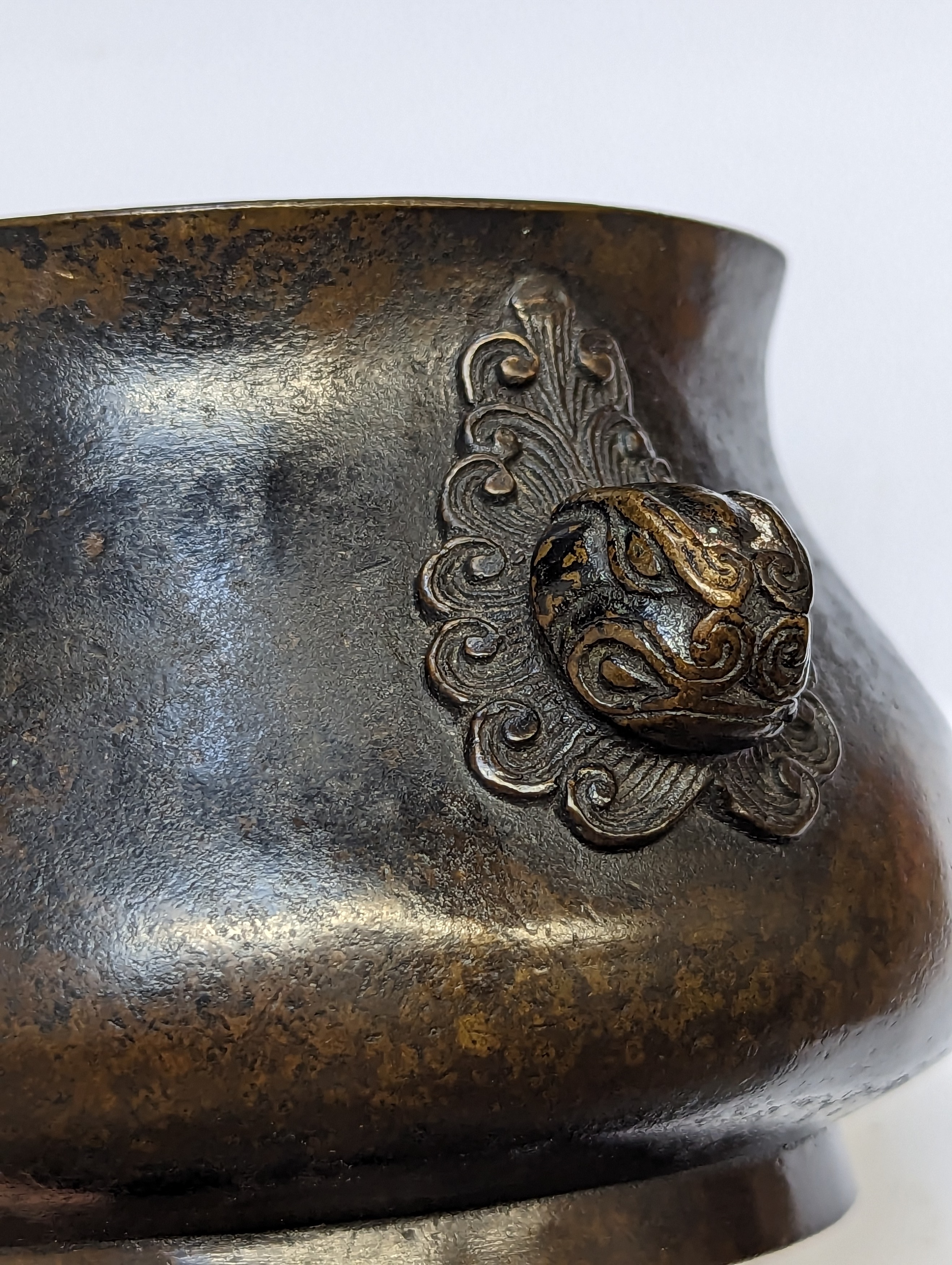 A CHINESE BRONZE INCENSE BURNER 十七世紀 銅香爐 - Image 7 of 15