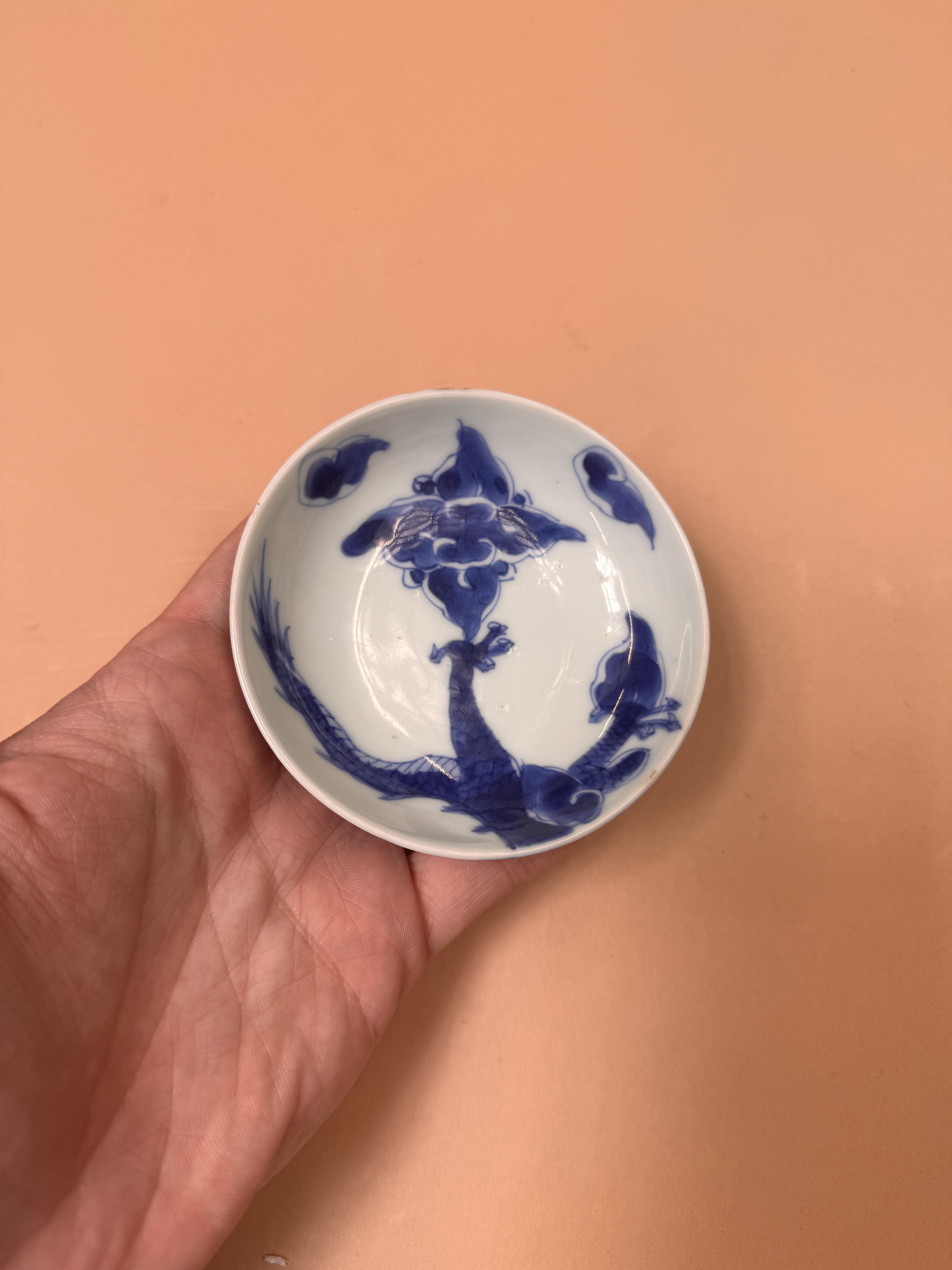 A CHINESE BLUE AND WHITE 'DRAGON' COVER 清十九世紀 青花龍紋盌 《大清雍正年製》款 - Image 9 of 12