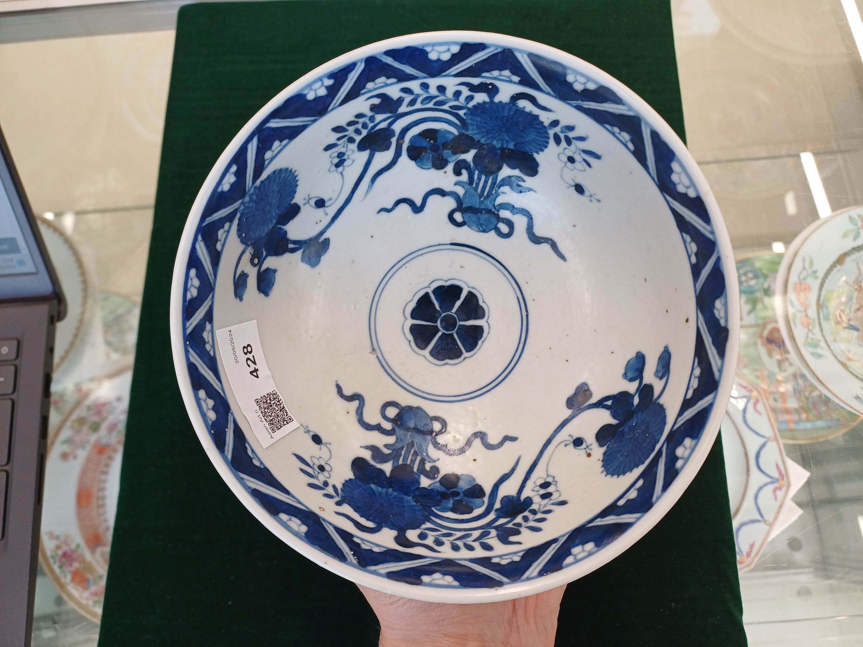 A CHINESE BLUE AND WHITE CAFE-AU-LAIT BOWL 清十八世紀 內青花花卉紋外紫金釉盌 - Image 9 of 10
