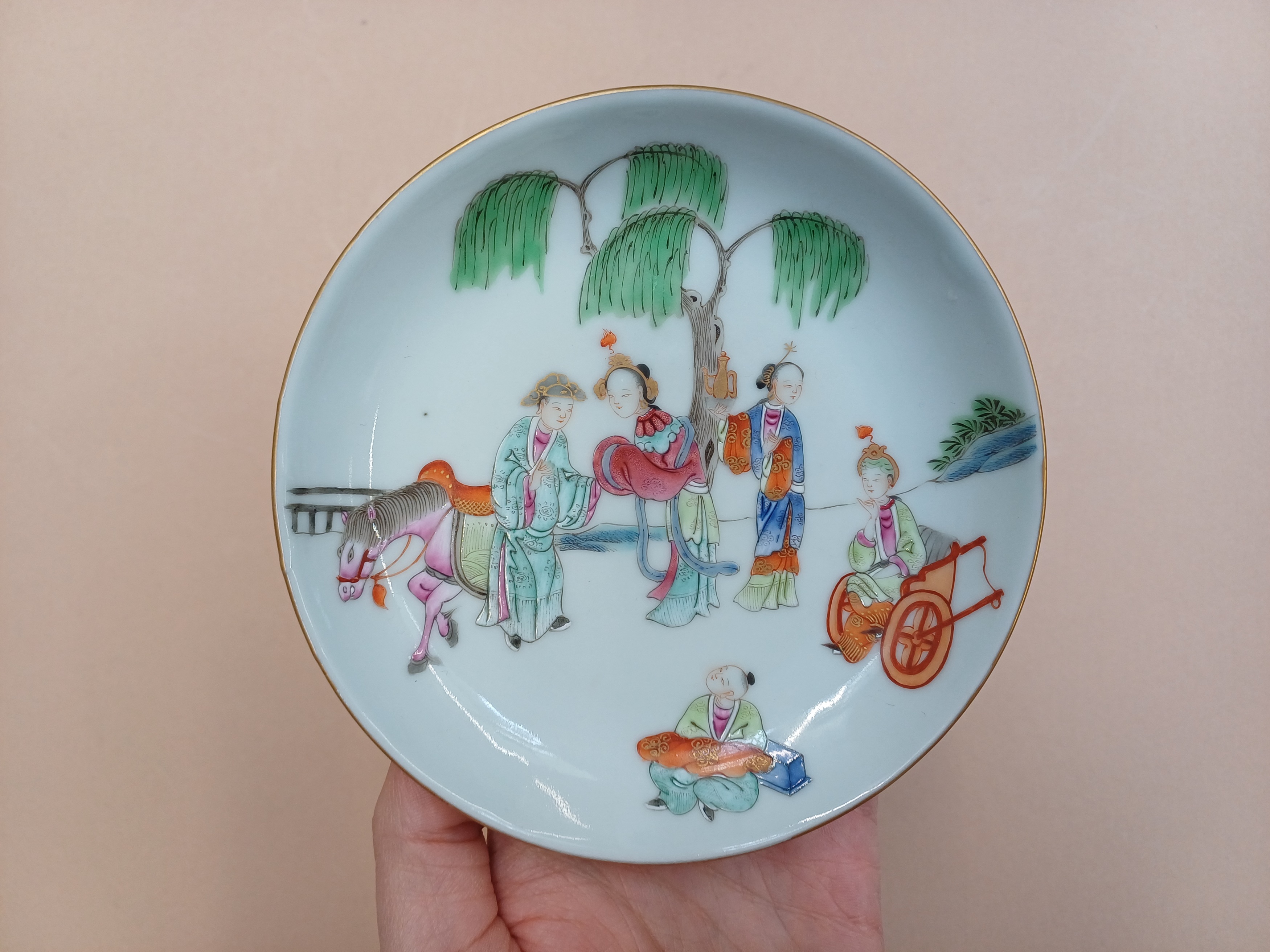 FOUR CHINESE FAMILLE-ROSE 'FIGURATIVE' DISHES 二十世紀 粉彩人物故事圖紋盤四件 《同治年製》款 - Image 11 of 12