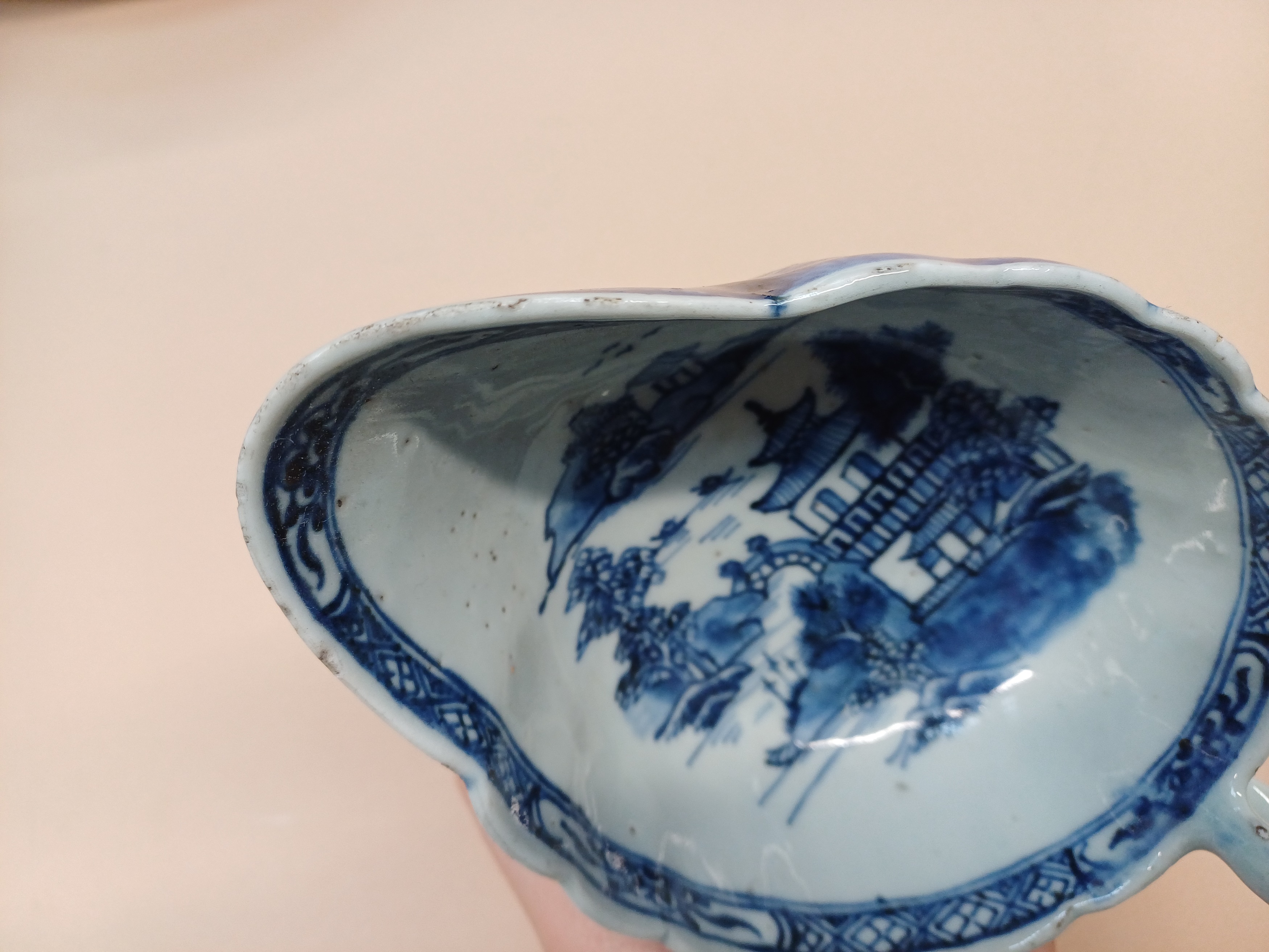 A CHINESE BLUE AND WHITE DISH, BOWL AND A SAUCE BOAT 明至十八世紀 青花盤、盌及醬料船一組 - Image 8 of 16