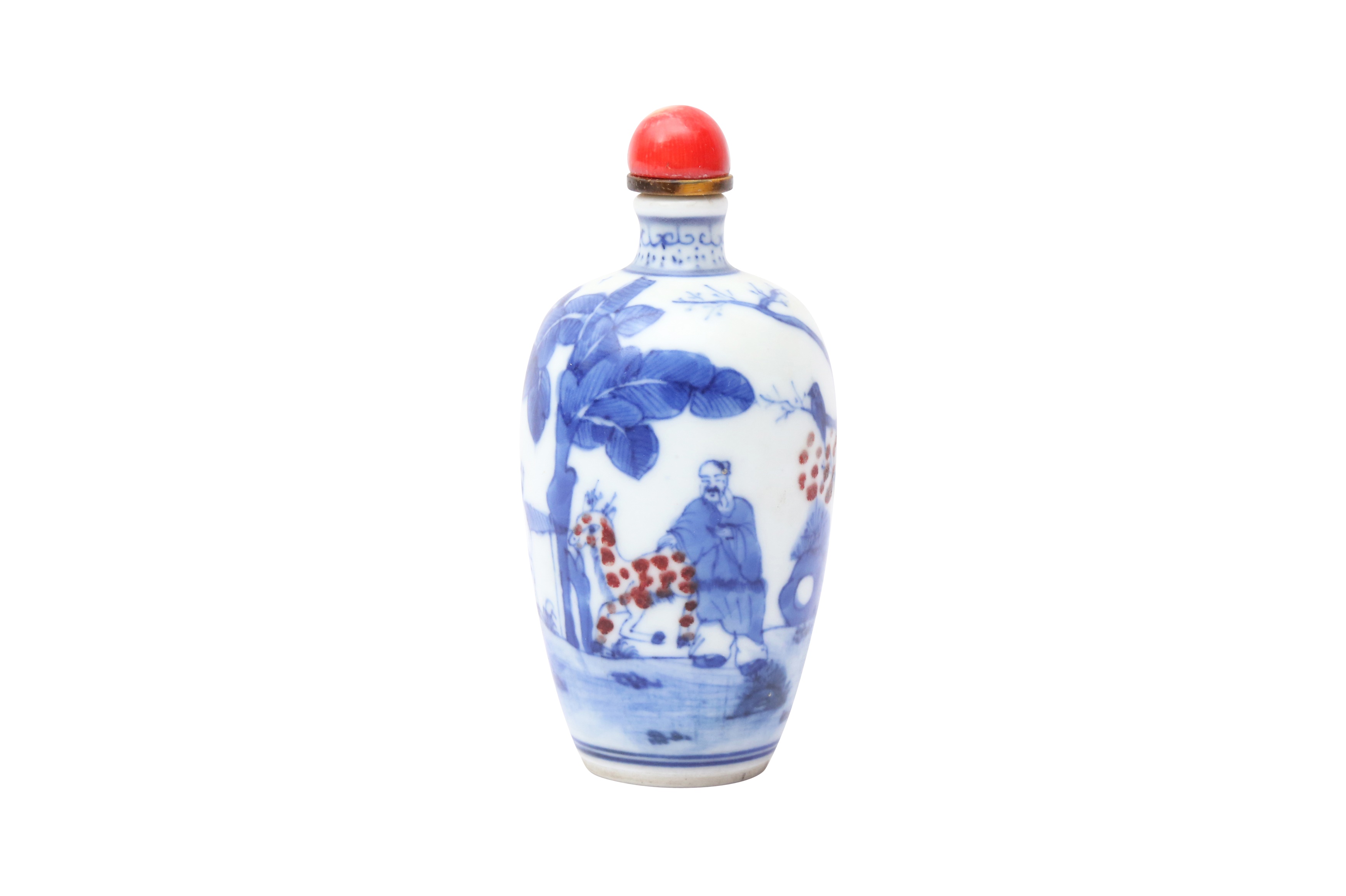 λ A CHINESE UNDERGLAZE-BLUE AND COPPER-RED SNUFF BOTTLE 十九世紀 青花釉裡紅人物故事圖紋鼻煙壺 - Image 2 of 2