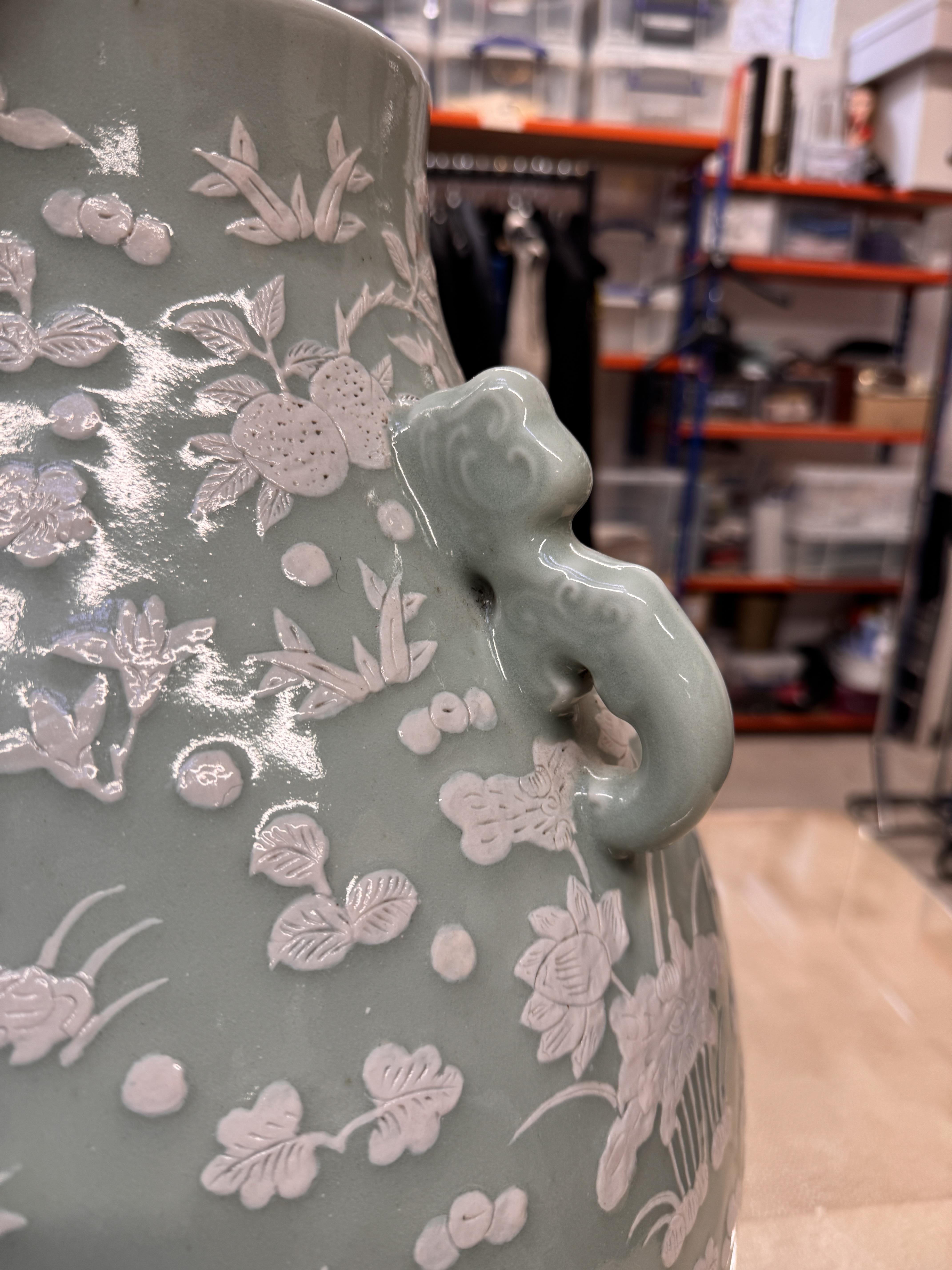 A LARGE CHINESE SLIP-DECORATED CELADON VASE, HU 青釉飾堆白雙龍耳瓶 - Image 11 of 12