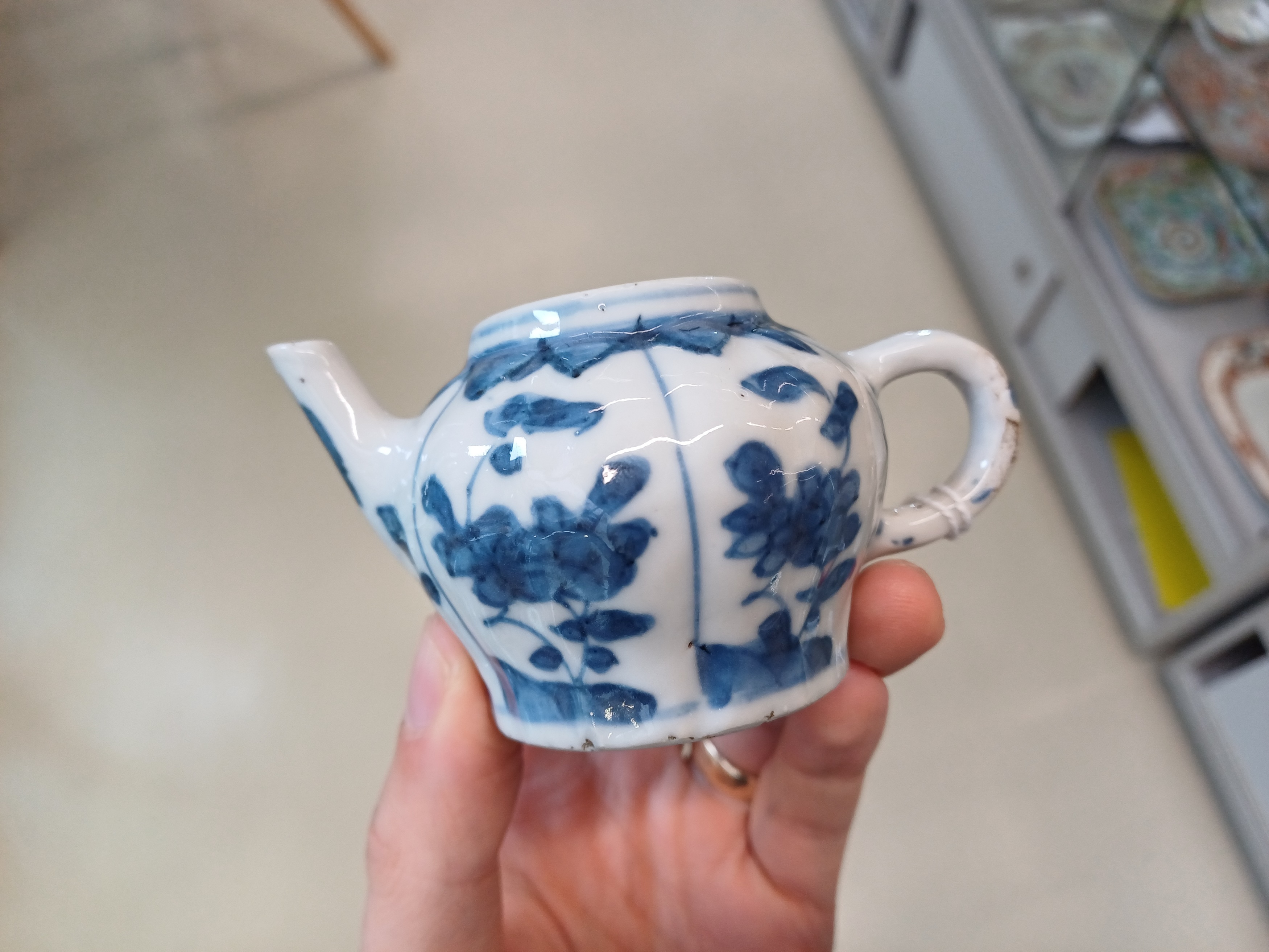 A SMALL CHINESE BLUE AND WHITE TEAPOT AND COVER 清康熙 青花花卉紋茶壺 - Image 6 of 8
