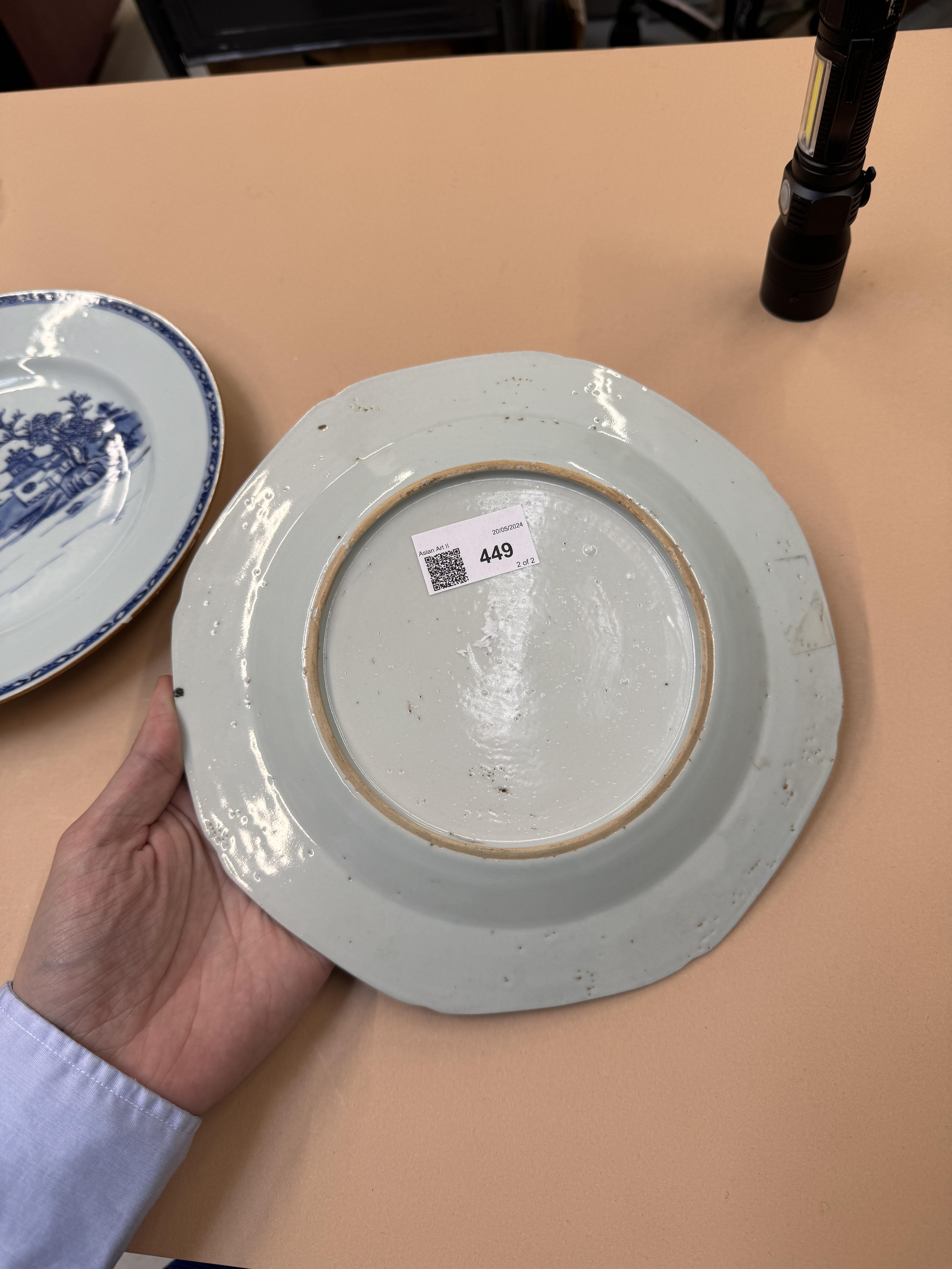 TWO CHINESE EXPORT BLUE AND WHITE DISHES 清十八世紀 外銷青花盤兩件 - Image 4 of 12