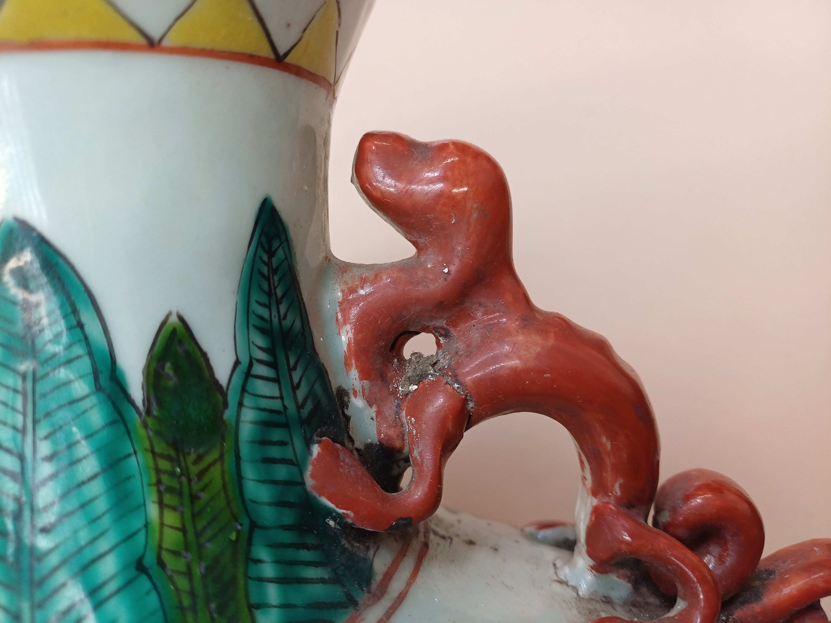 A CHINESE FAMILLE-ROSE 'DRAGON AND PHOENIX' MOONFLASK VASE 二十世紀 粉彩龍鳳呈祥紋抱月瓶 - Image 4 of 9