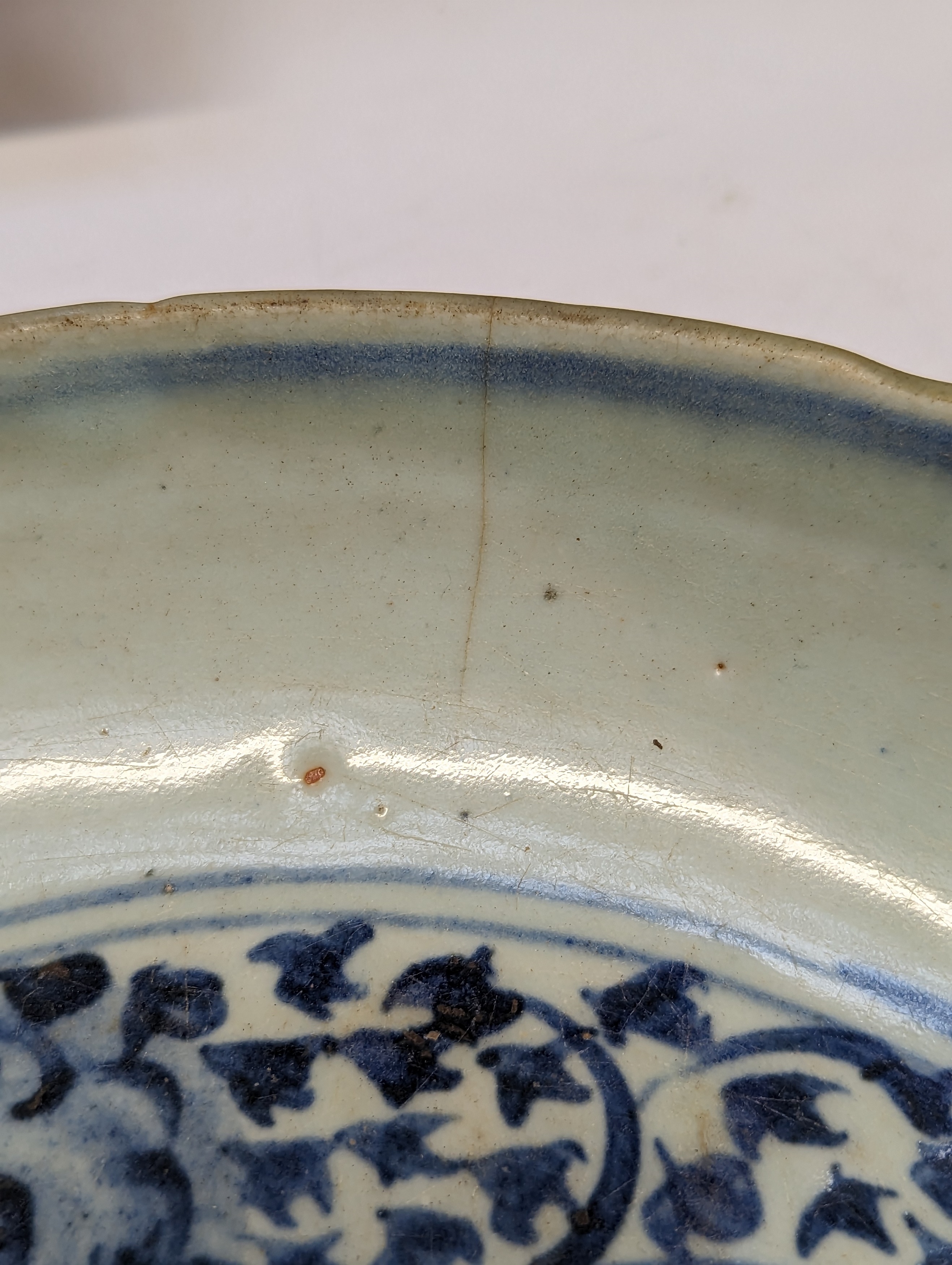 A CHINESE BLUE AND WHITE 'SCHOLAR'S ROCK' DISH 明 青花供石紋盤 - Image 8 of 13