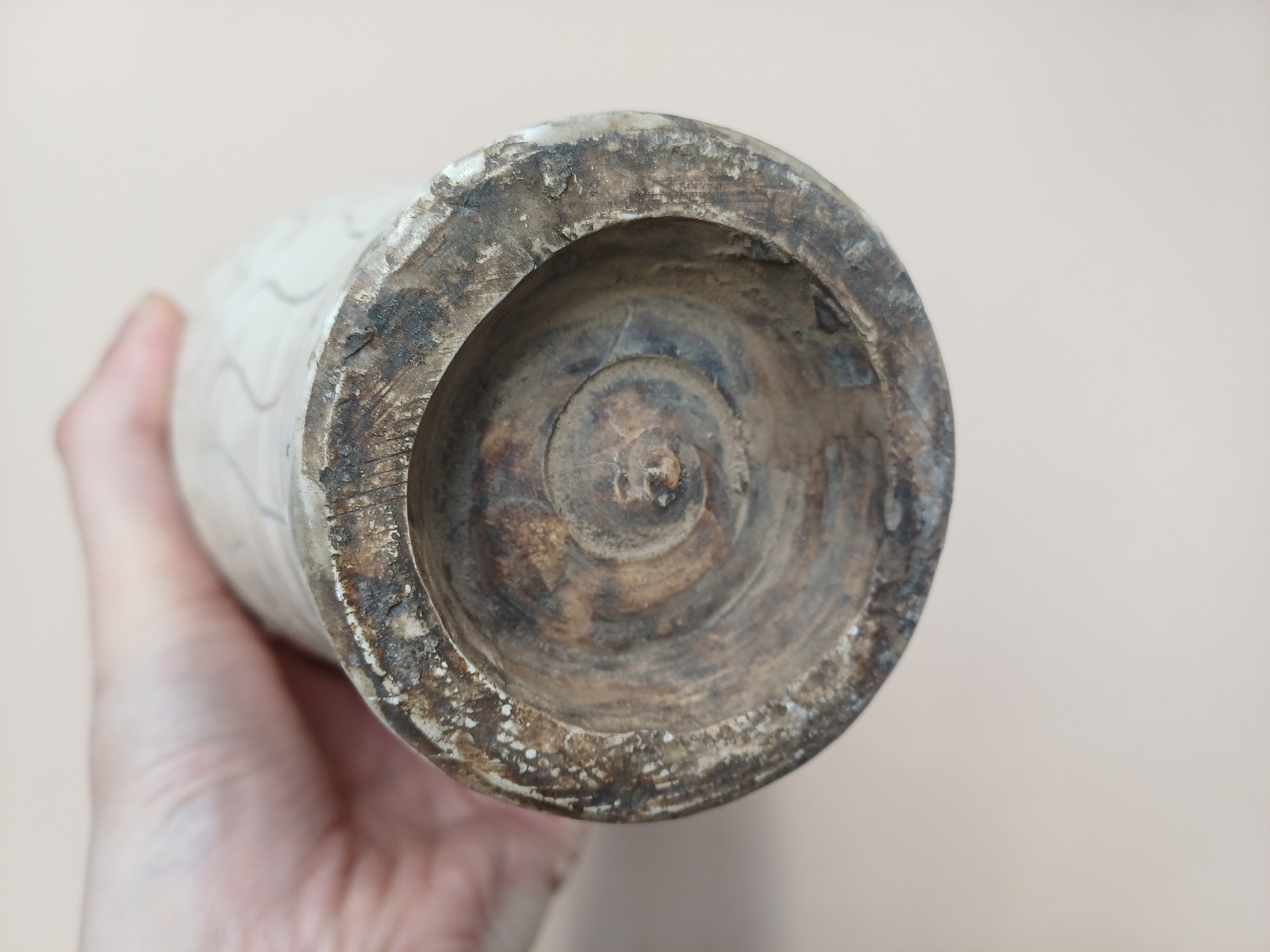 A CHINESE CIZHOU-STYLE INCISED VASE 二十世紀 仿磁州窰白釉劃花梅瓶 - Image 6 of 9