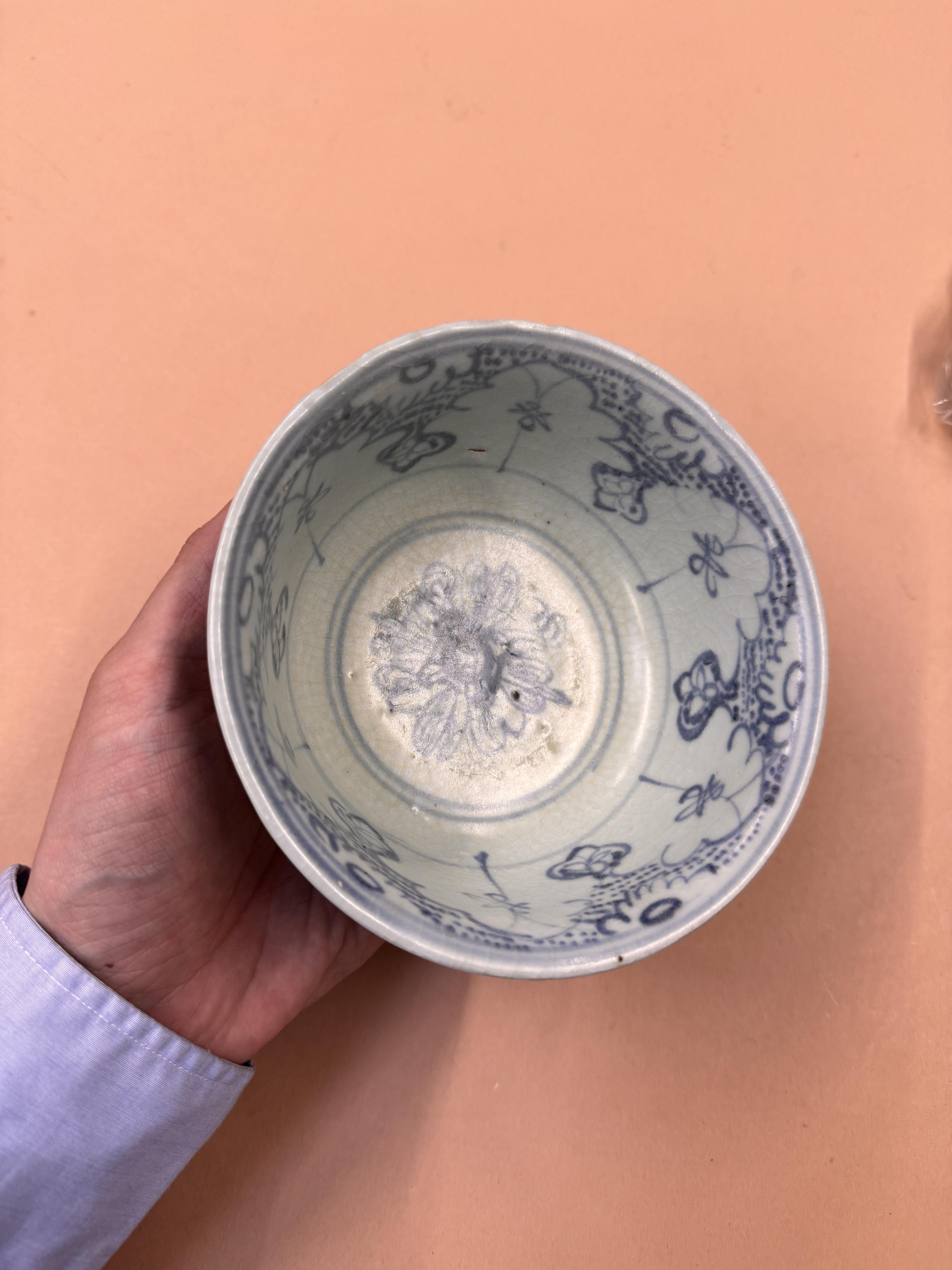 A CHINESE BLUE AND WHITE 'HONEYCOMB' BOWL 明 青花蜂巢紋盌 - Image 12 of 18