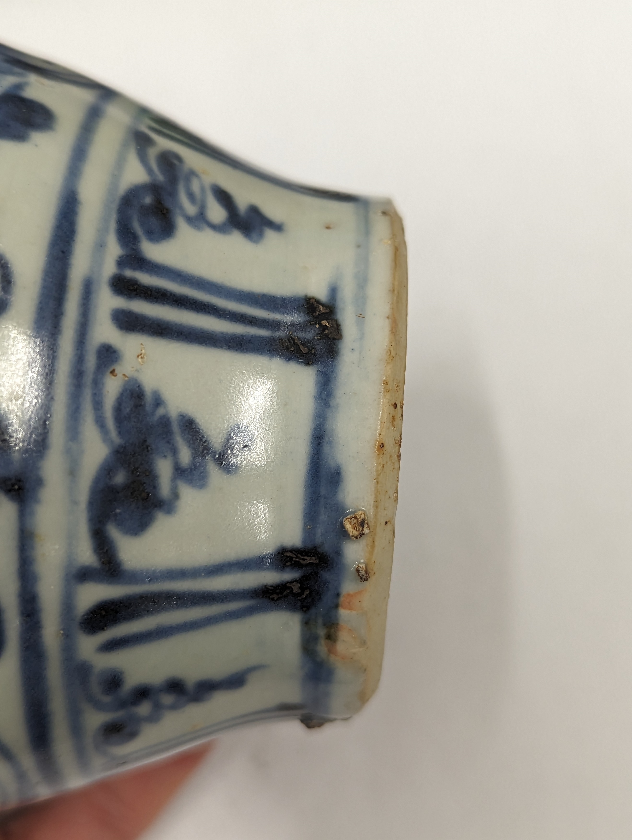 A SMALL CHINESE BLUE AND WHITE JAR 明 青花花卉紋小罐 - Image 9 of 11