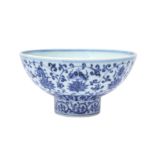 A CHINESE BLUE AND WHITE 'EIGHT BUDDHIST EMBLEMS' STEM BOWL 二十世紀 青花蓮托八吉祥紋高足杯