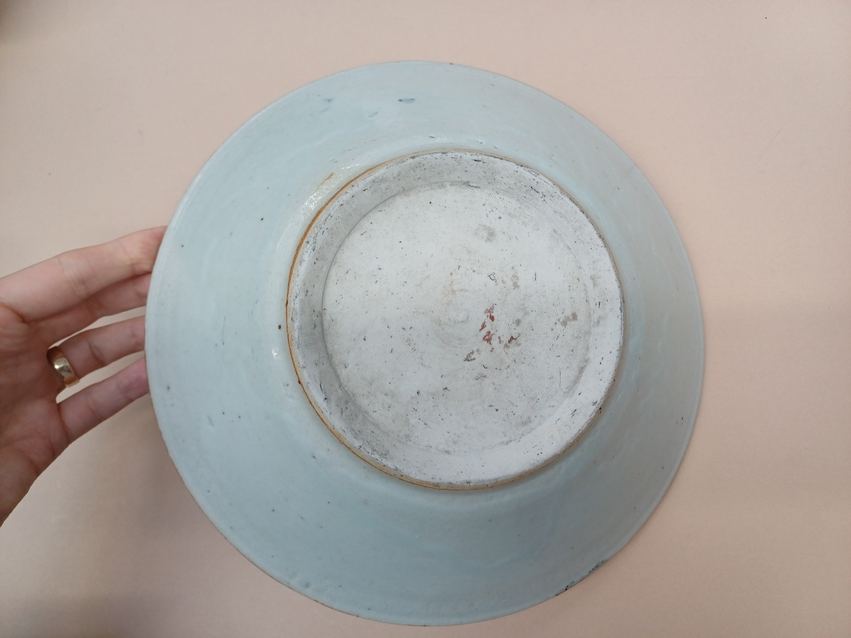 A CHINESE BLUE AND WHITE DISH, BOWL AND A SAUCE BOAT 明至十八世紀 青花盤、盌及醬料船一組 - Image 6 of 16