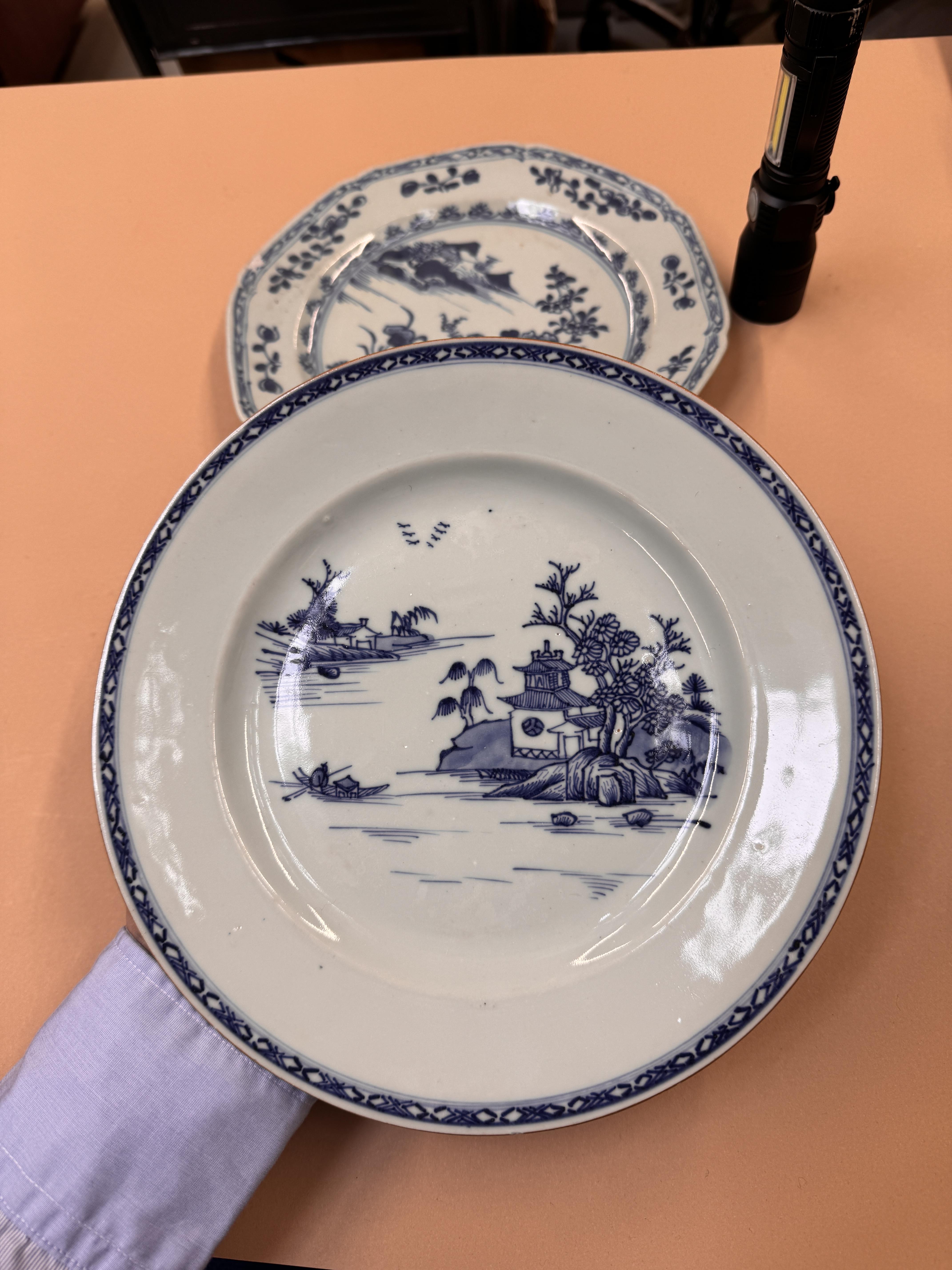 TWO CHINESE EXPORT BLUE AND WHITE DISHES 清十八世紀 外銷青花盤兩件 - Image 6 of 12