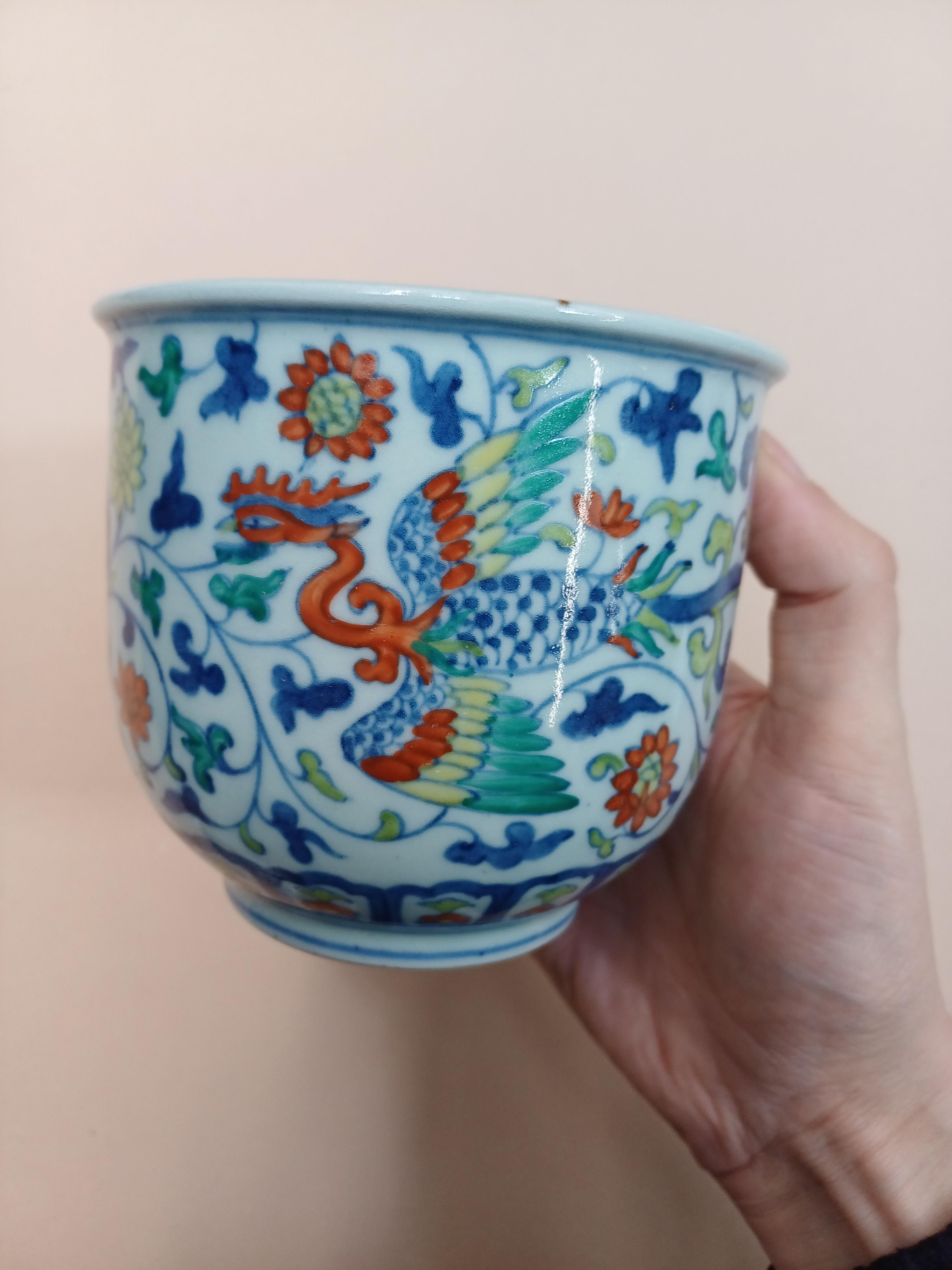 A JAPANESE IMARI POT, A FAMILLE-ROSE DISH, AND TWO JARDINIERES 十九至二十世紀 伊萬里罐，粉彩盤盆一對 - Image 11 of 17