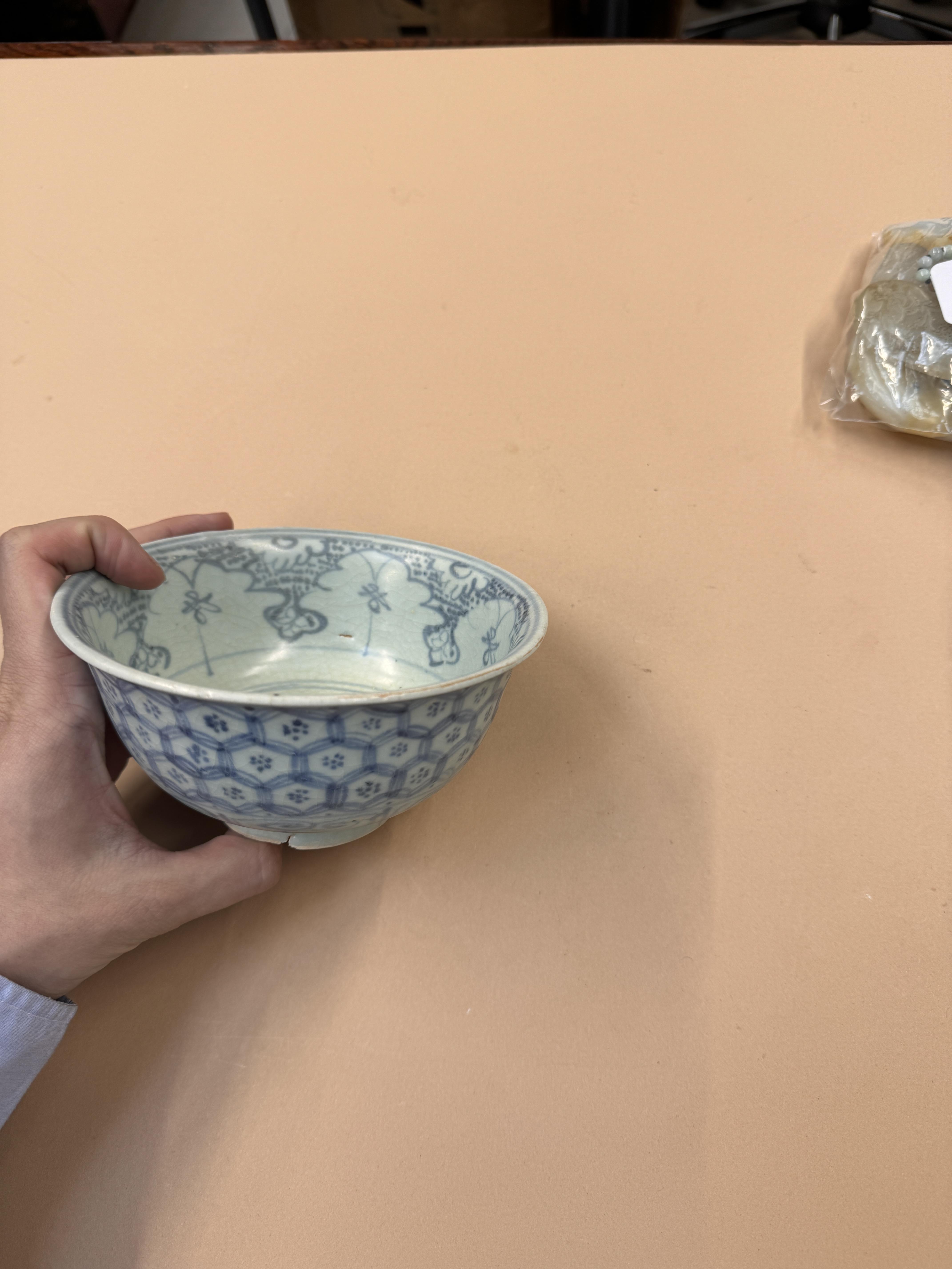 A CHINESE BLUE AND WHITE 'HONEYCOMB' BOWL 明 青花蜂巢紋盌 - Image 16 of 18