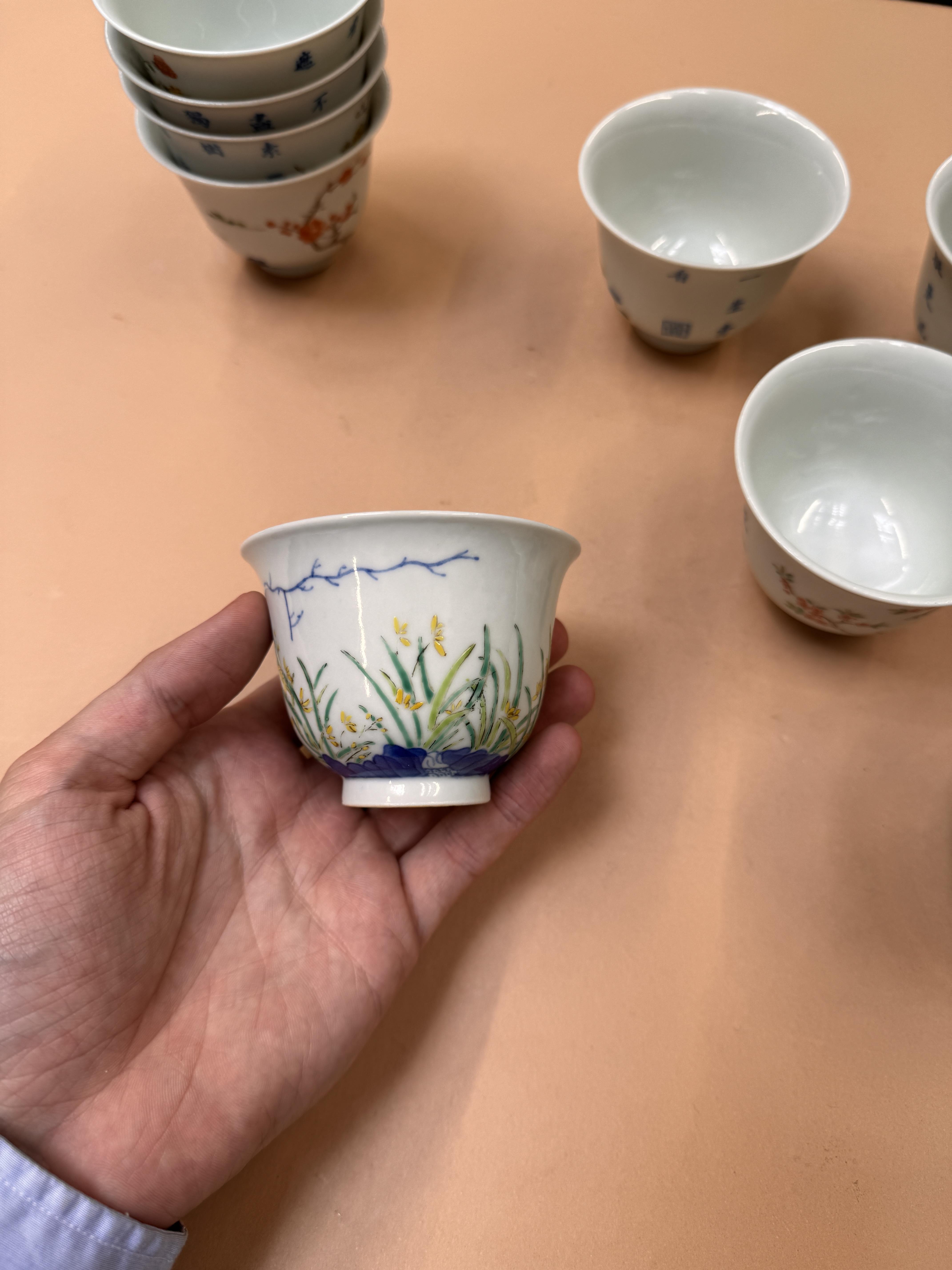 A SET OF CHINESE FAMILLE ROSE 'MONTH' CUPS 二十世紀 粉彩十二花神盃一組 - Image 11 of 16