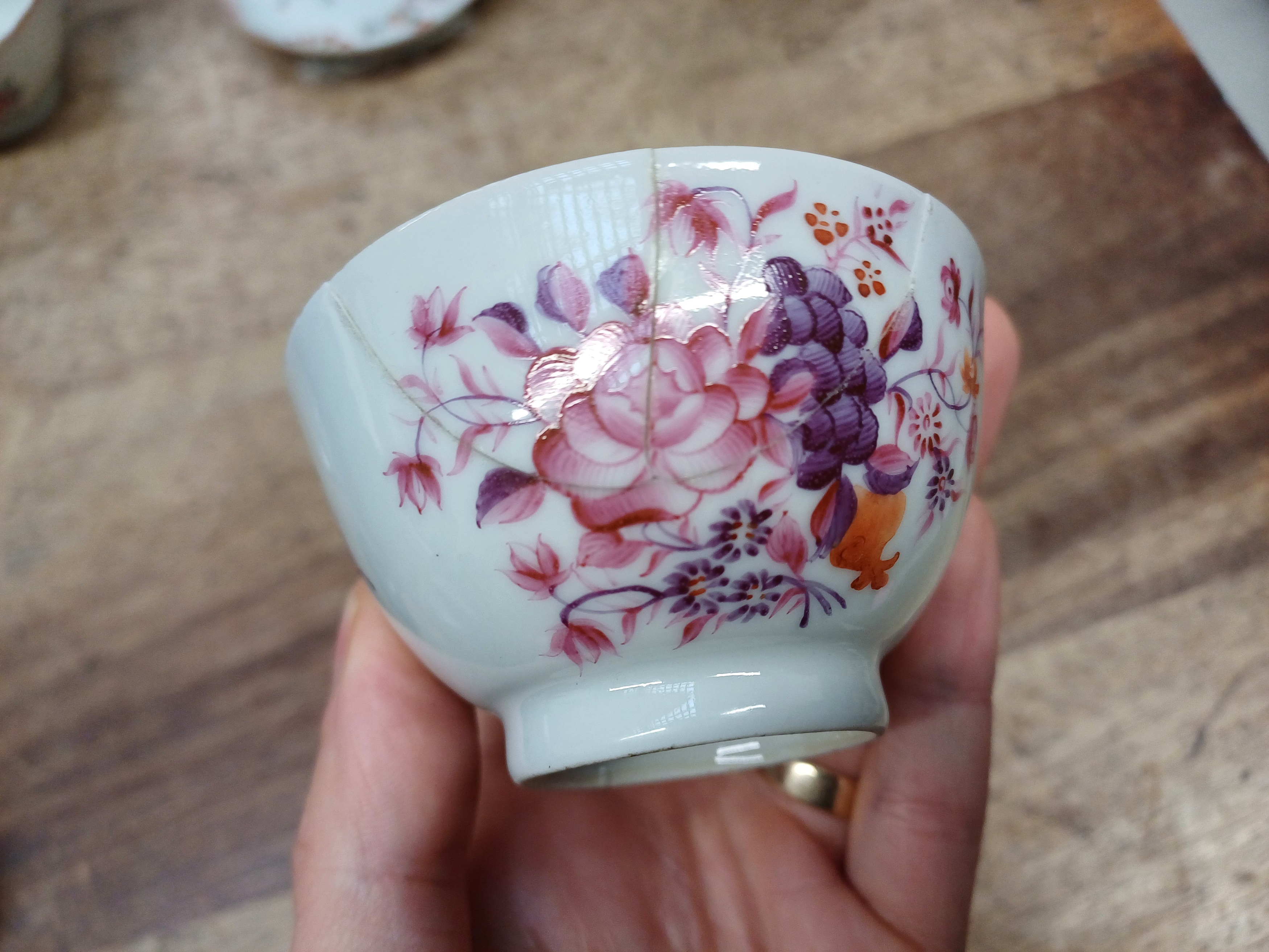 FIVE CHINESE FAMILLE-ROSE CUPS AND TWO SAUCERS 清十八世紀 粉彩杯碟五件 - Image 8 of 21