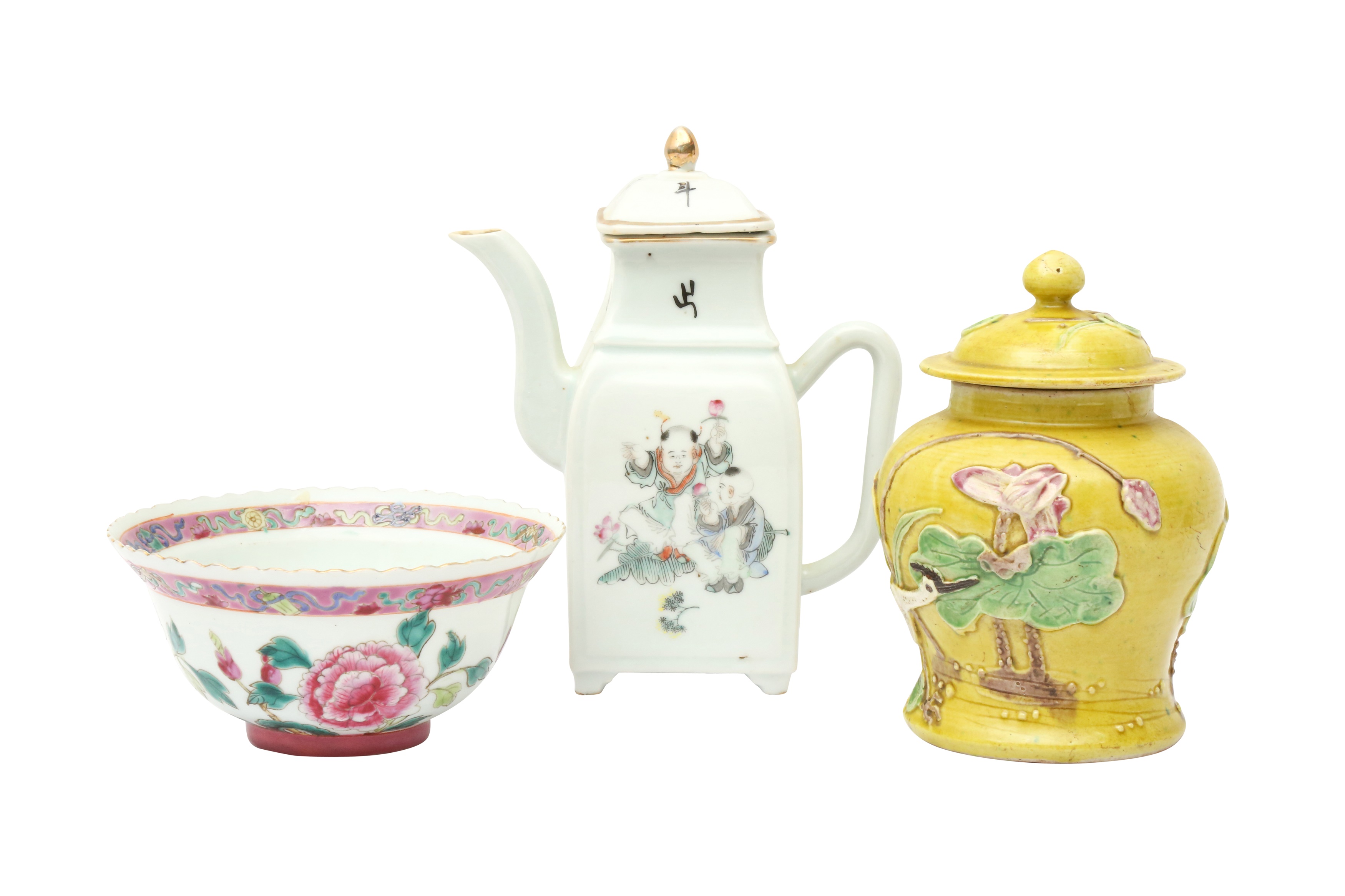 THREE CHINESE FAMILLE-ROSE CERAMICS 十九或二十世紀 粉彩瓷器三件