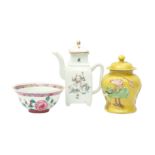 THREE CHINESE FAMILLE-ROSE CERAMICS 十九或二十世紀 粉彩瓷器三件