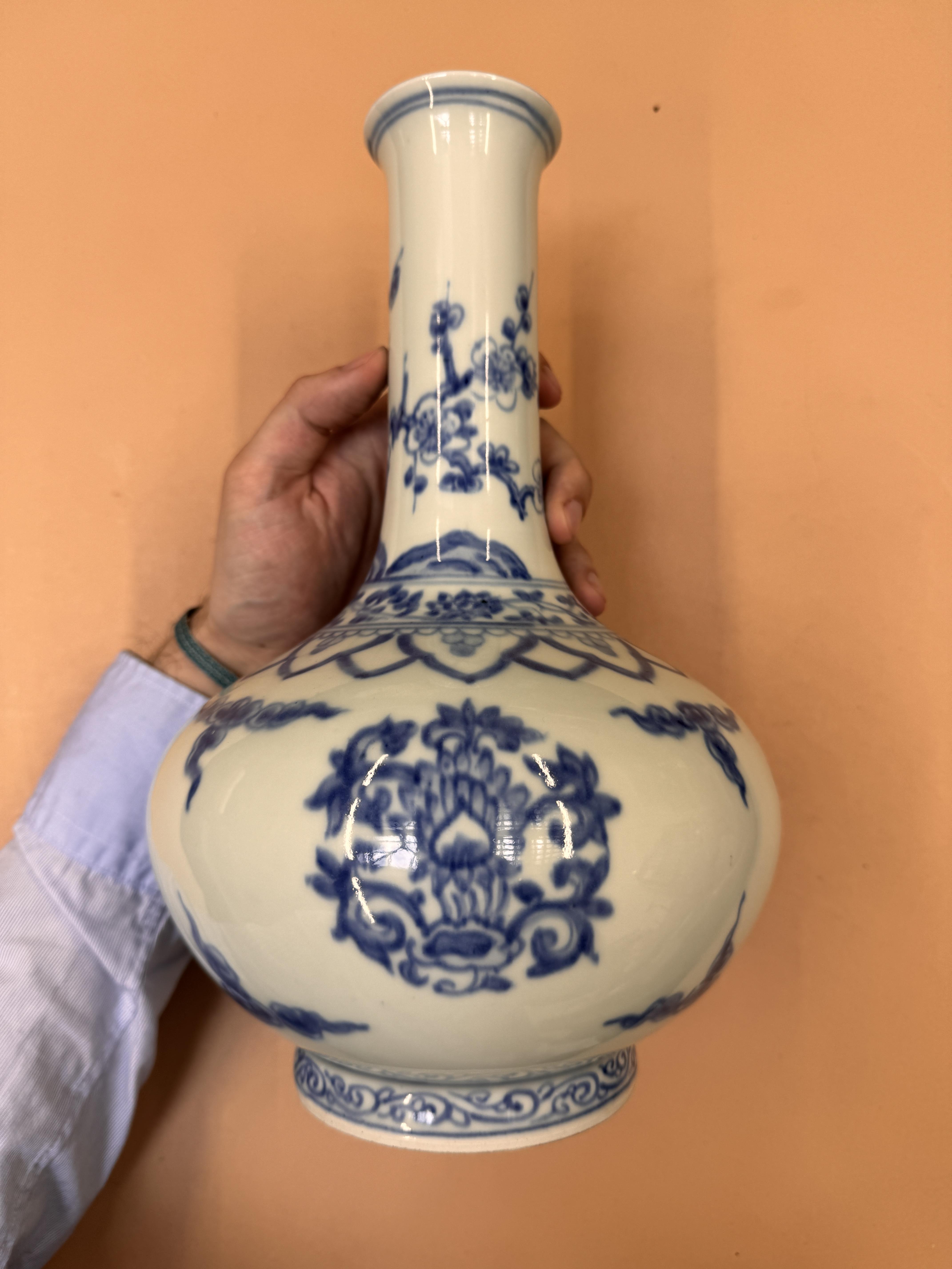 A CHINESE BLUE AND WHITE 'LOTUS' BOTTLE VASE 二十世紀 青花團蓮紋瓶 - Image 12 of 15