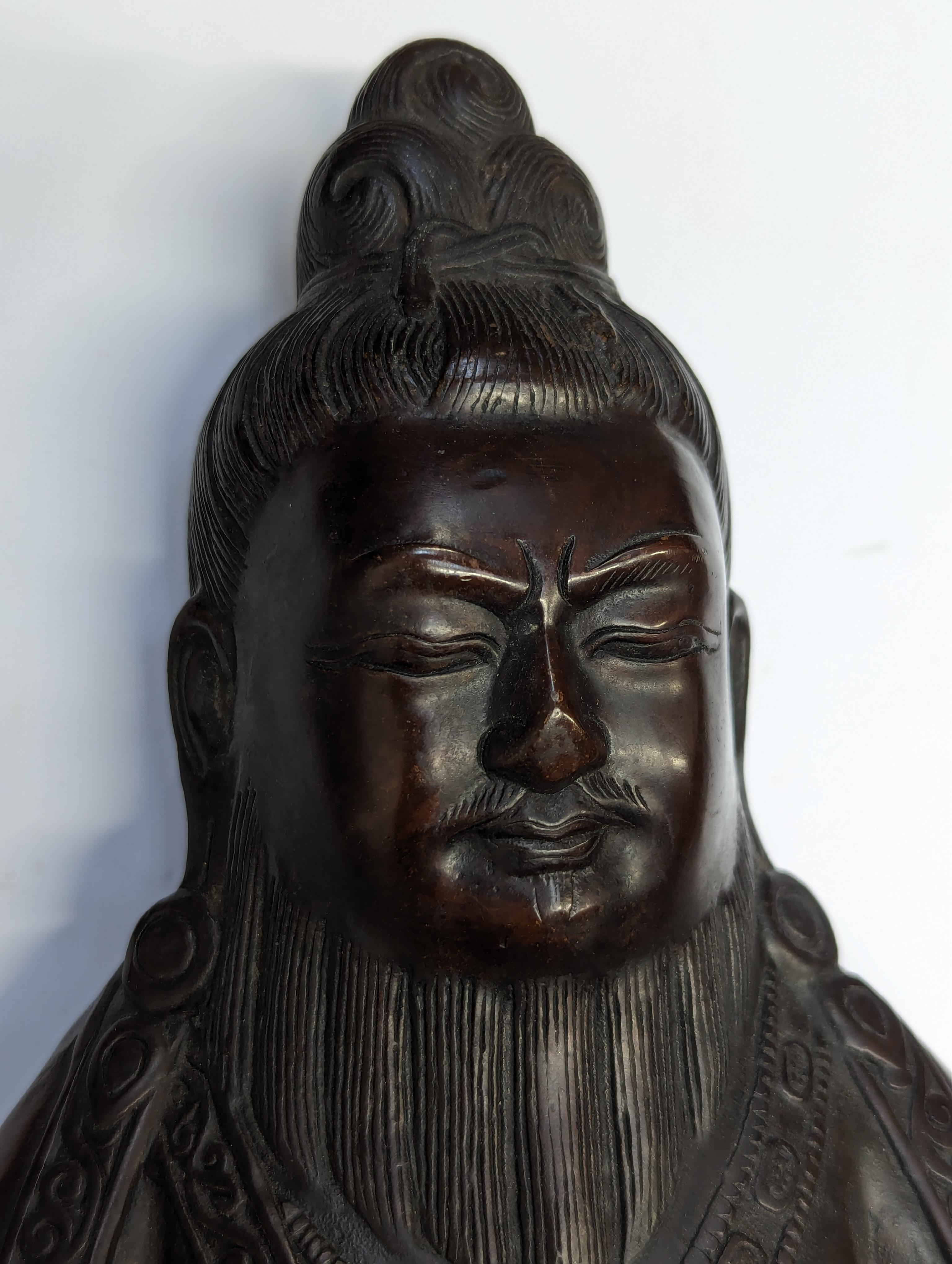 A TIBETAN BRONZE FIGURE OF LAMA 十八或十九世紀 銅喇嘛坐像 - Image 8 of 12