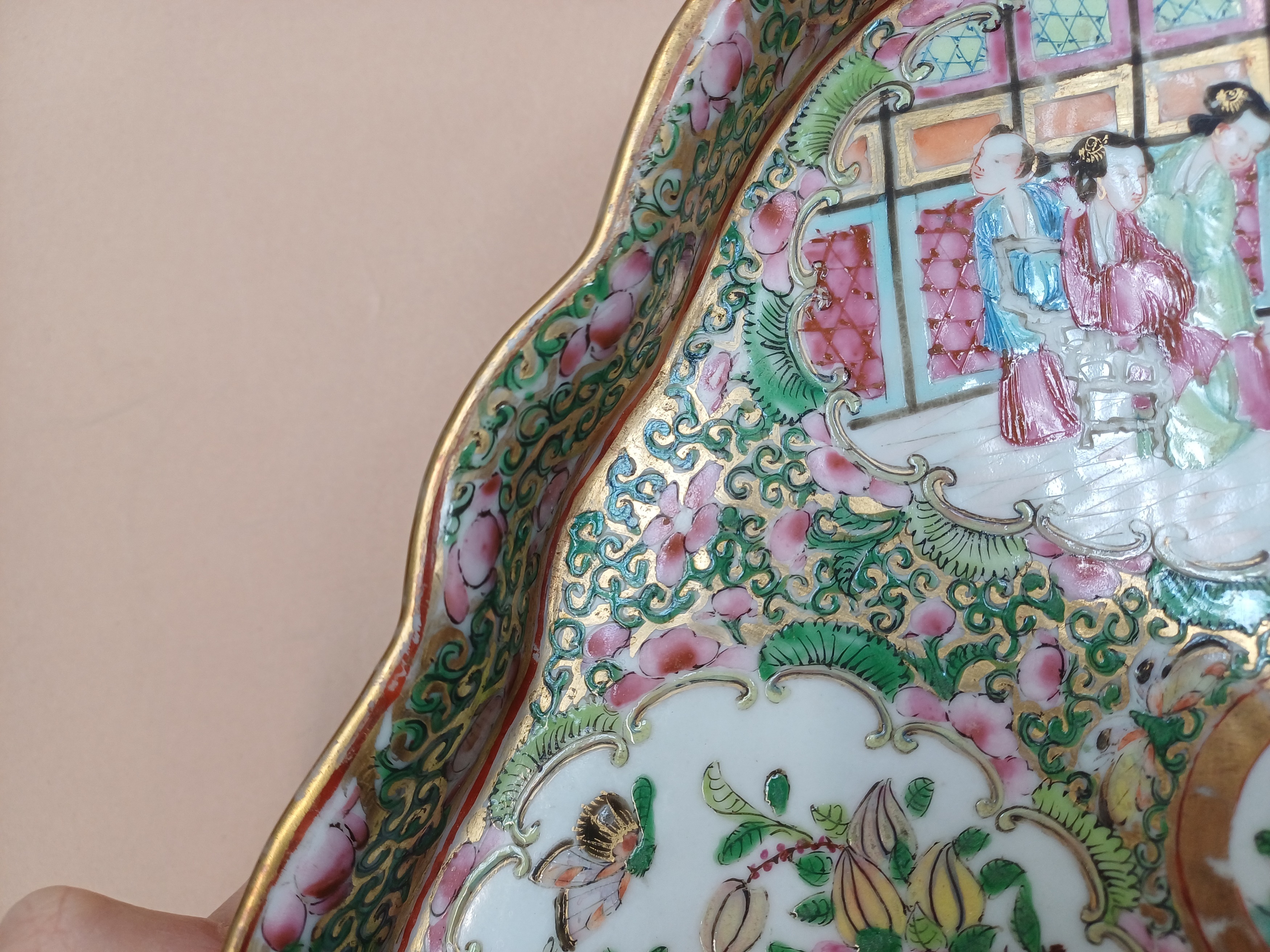 A GROUP OF CHINESE CANTON FAMILLE-ROSE PORCELAIN 晚清 十九或二十世紀 廣彩瓷器一組 - Image 31 of 33