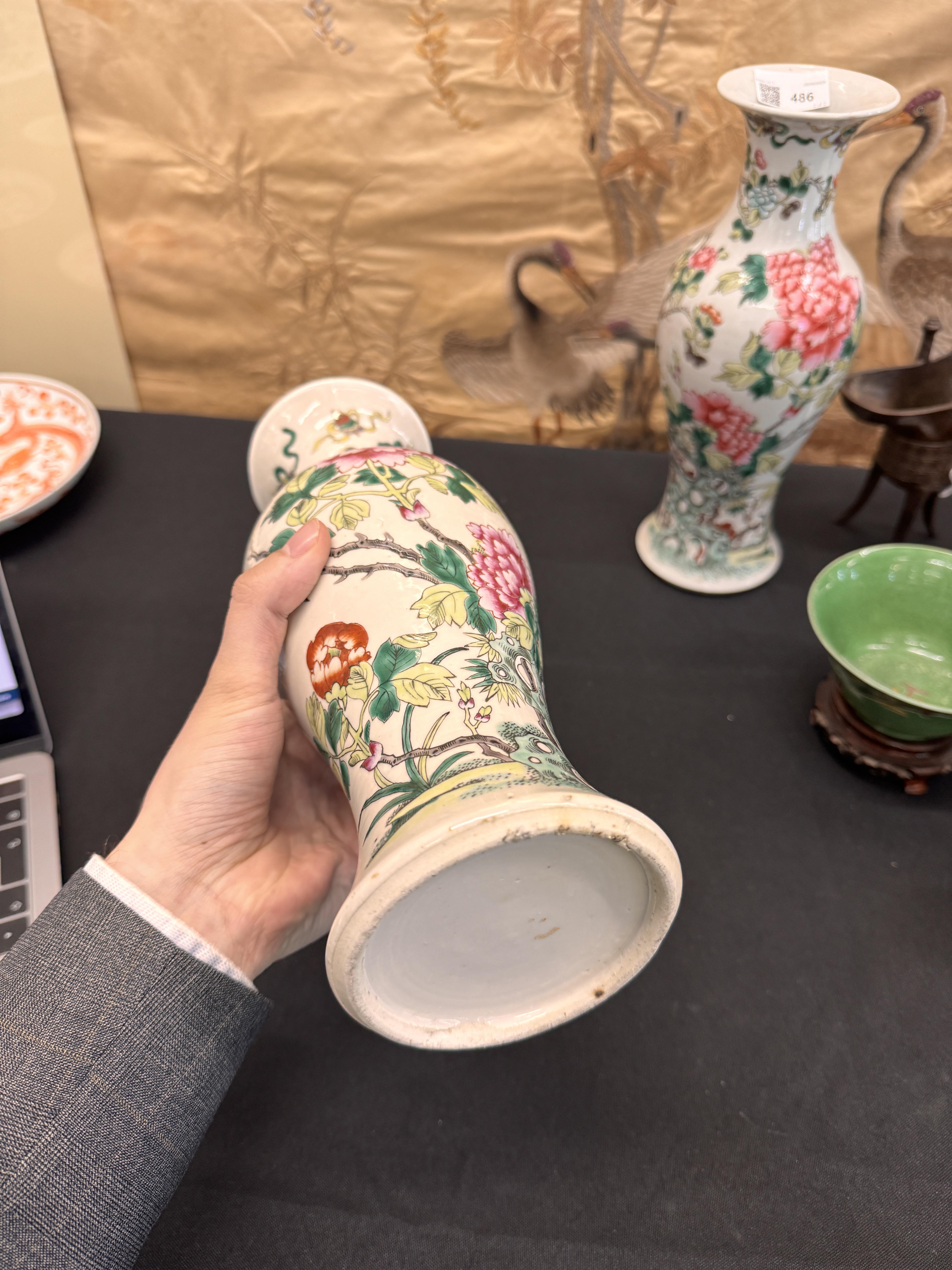 A PAIR OF CHINESE FAMILLE-ROSE 'PEONY' VASES 清 十九或二十世紀 粉彩牡丹紋瓶一對 - Image 7 of 19