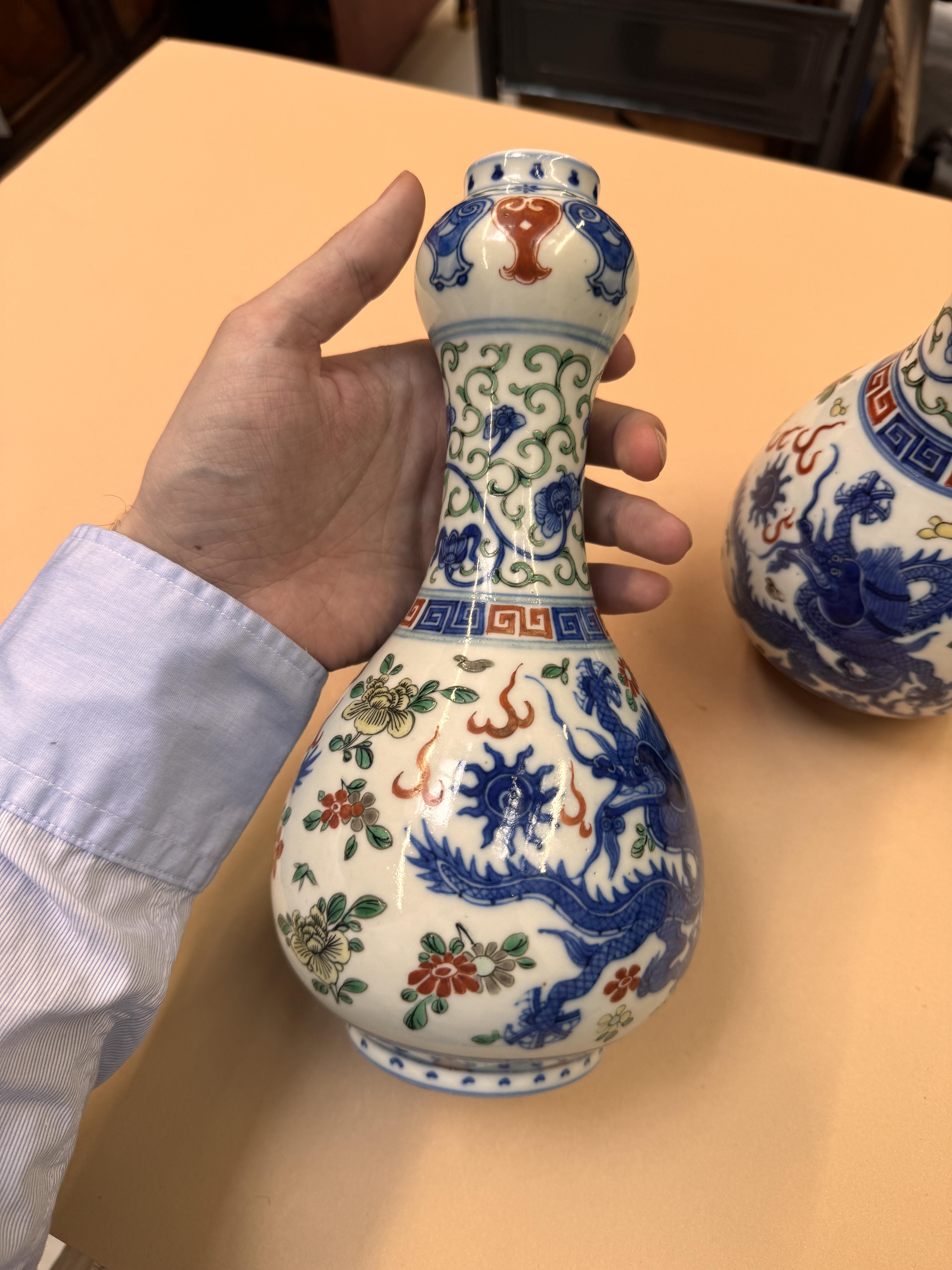 A PAIR OF CHINESE WUCAI 'DRAGON' VASES 民國時期 五彩龍趕珠紋瓶一對 《大明嘉靖年製》款 - Image 19 of 19