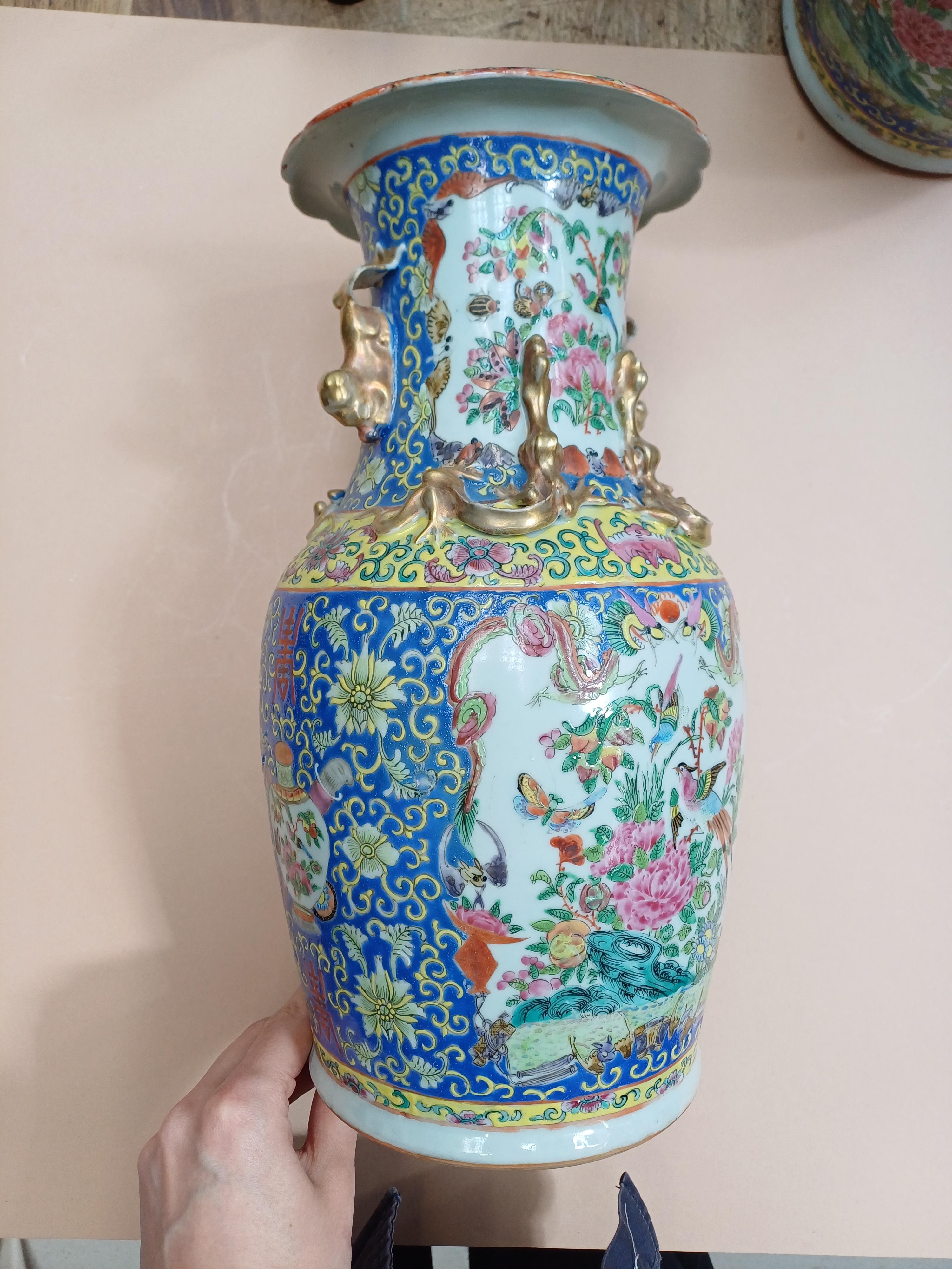 A PAIR OF CHINESE CANTON FAMILLE-ROSE VASES 十九或二十世紀 廣彩花鳥圖紋瓶一對 - Image 11 of 14