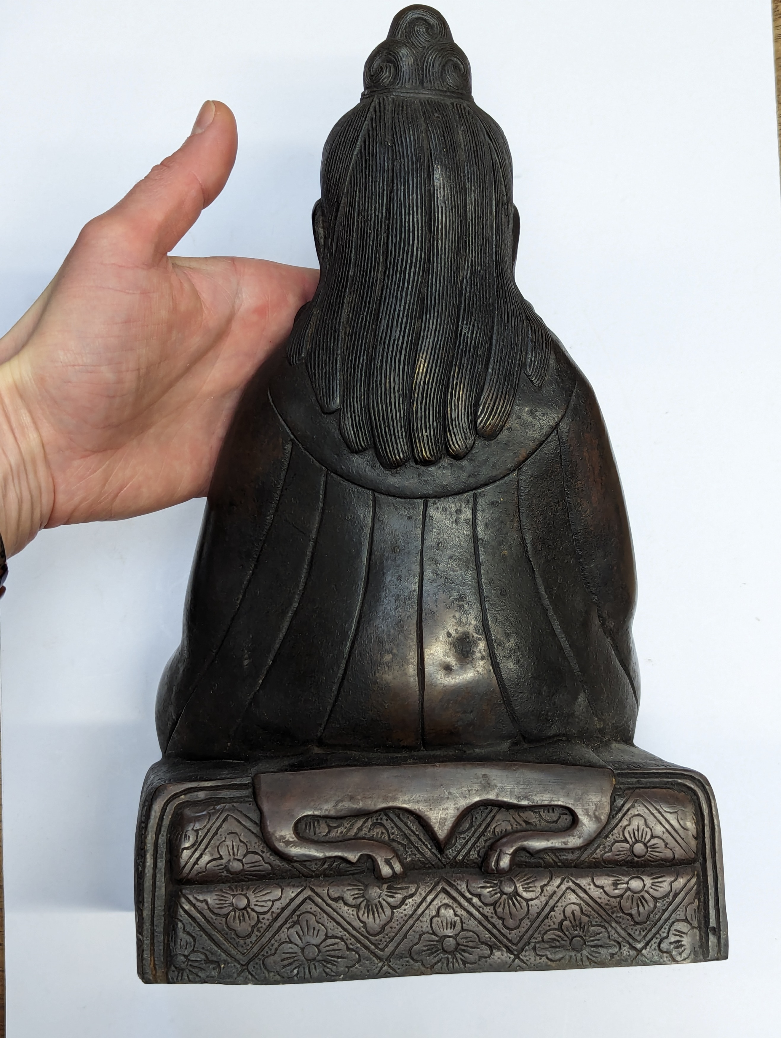 A TIBETAN BRONZE FIGURE OF LAMA 十八或十九世紀 銅喇嘛坐像 - Image 4 of 12