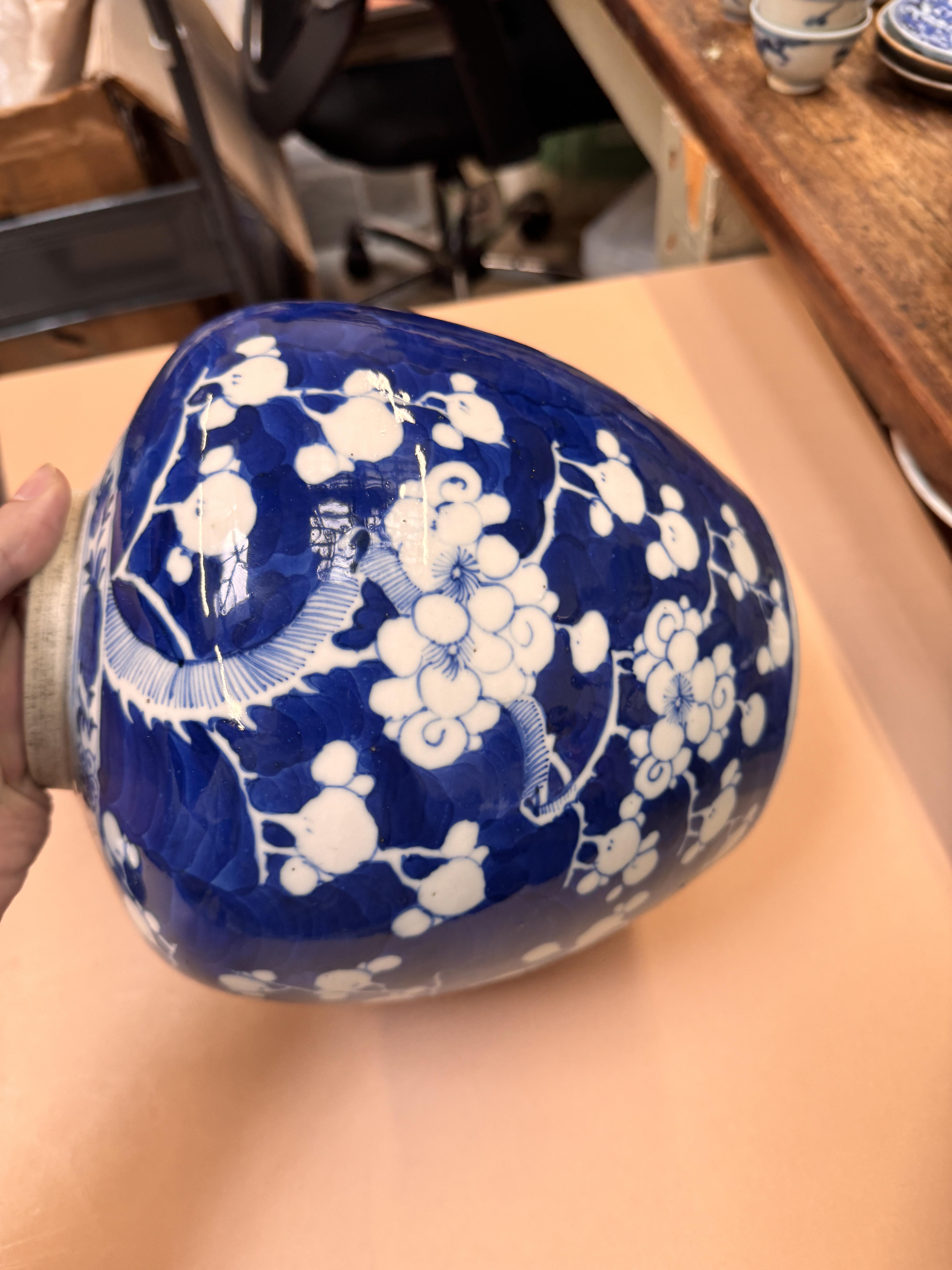 A CHINESE BLUE AND WHITE 'PRUNUS' JAR AND TWO VASES 清十九世紀 青花梅紋罐及瓶兩件 - Bild 20 aus 33