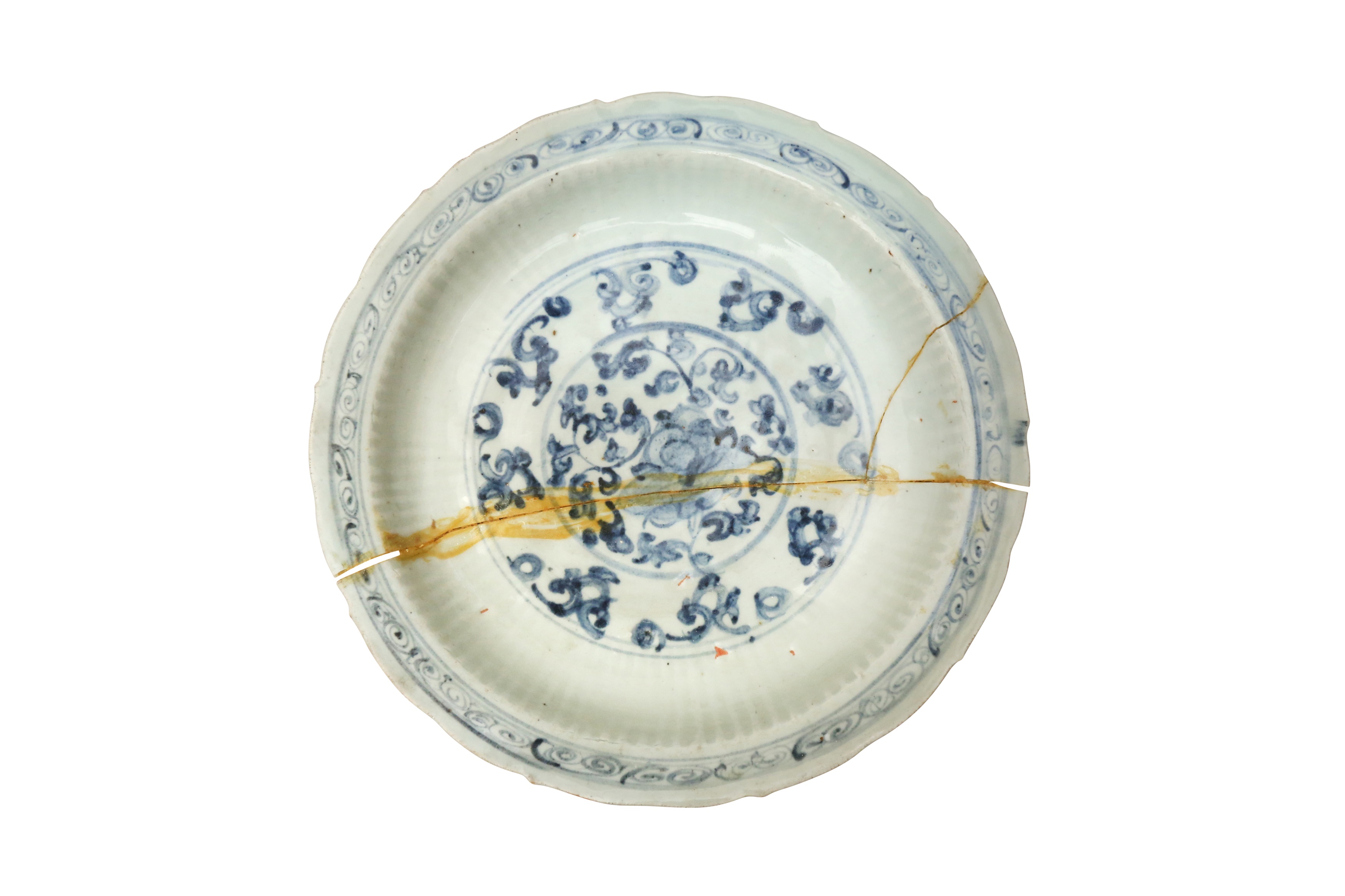 TWO CHINESE BLUE AND WHITE DISHES 明或清 青花花卉紋盤兩件 - Image 2 of 3
