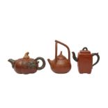 THREE CHINESE YIXING ZISHA TEAPOTS 二十世紀 宜興紫砂茶壺三件