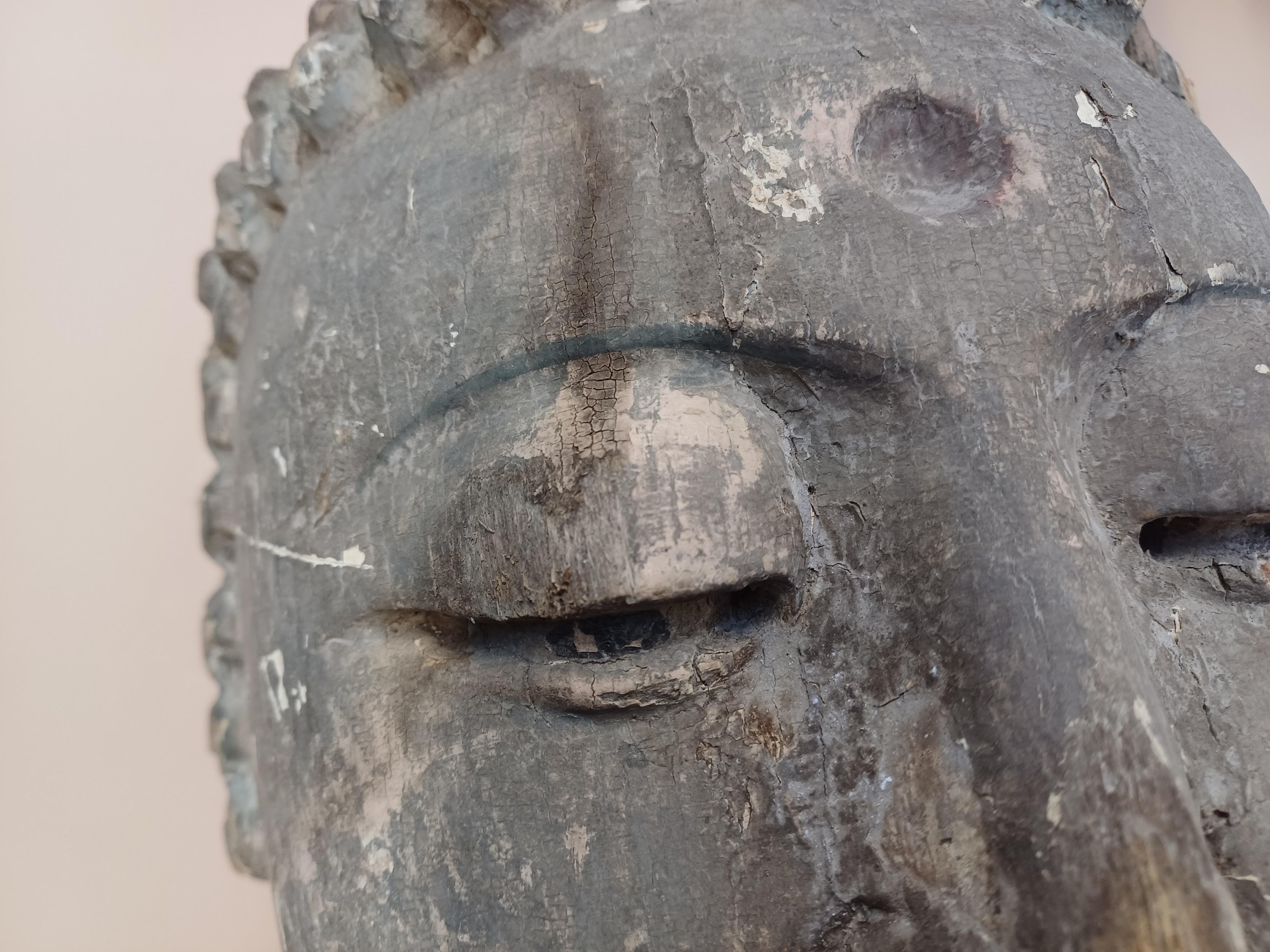 A LARGE CHINESE CARVED WOOD HEAD OF BUDDHA 清十九世紀 木雕佛頭像 - Image 10 of 11