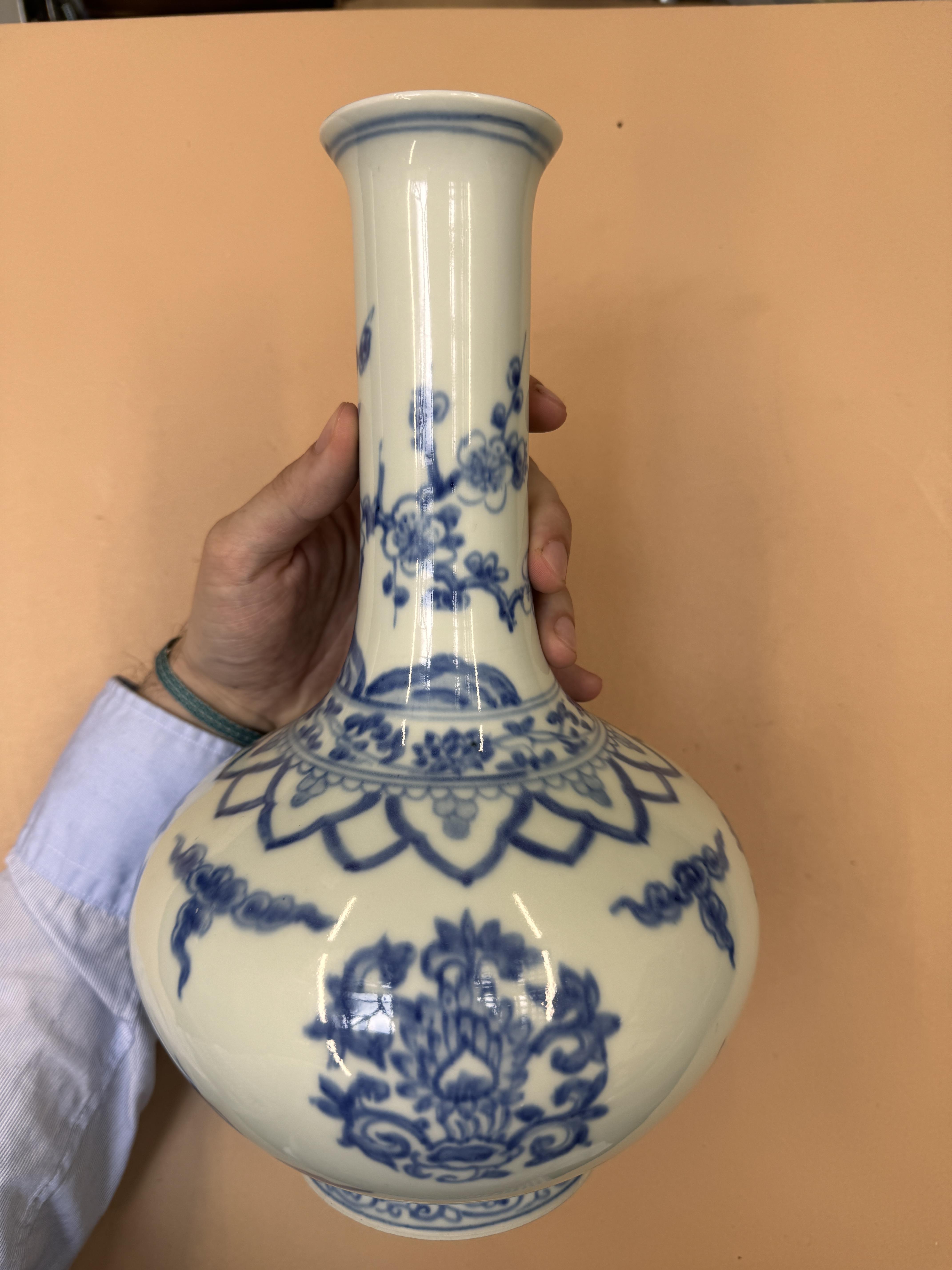 A CHINESE BLUE AND WHITE 'LOTUS' BOTTLE VASE 二十世紀 青花團蓮紋瓶 - Image 13 of 15