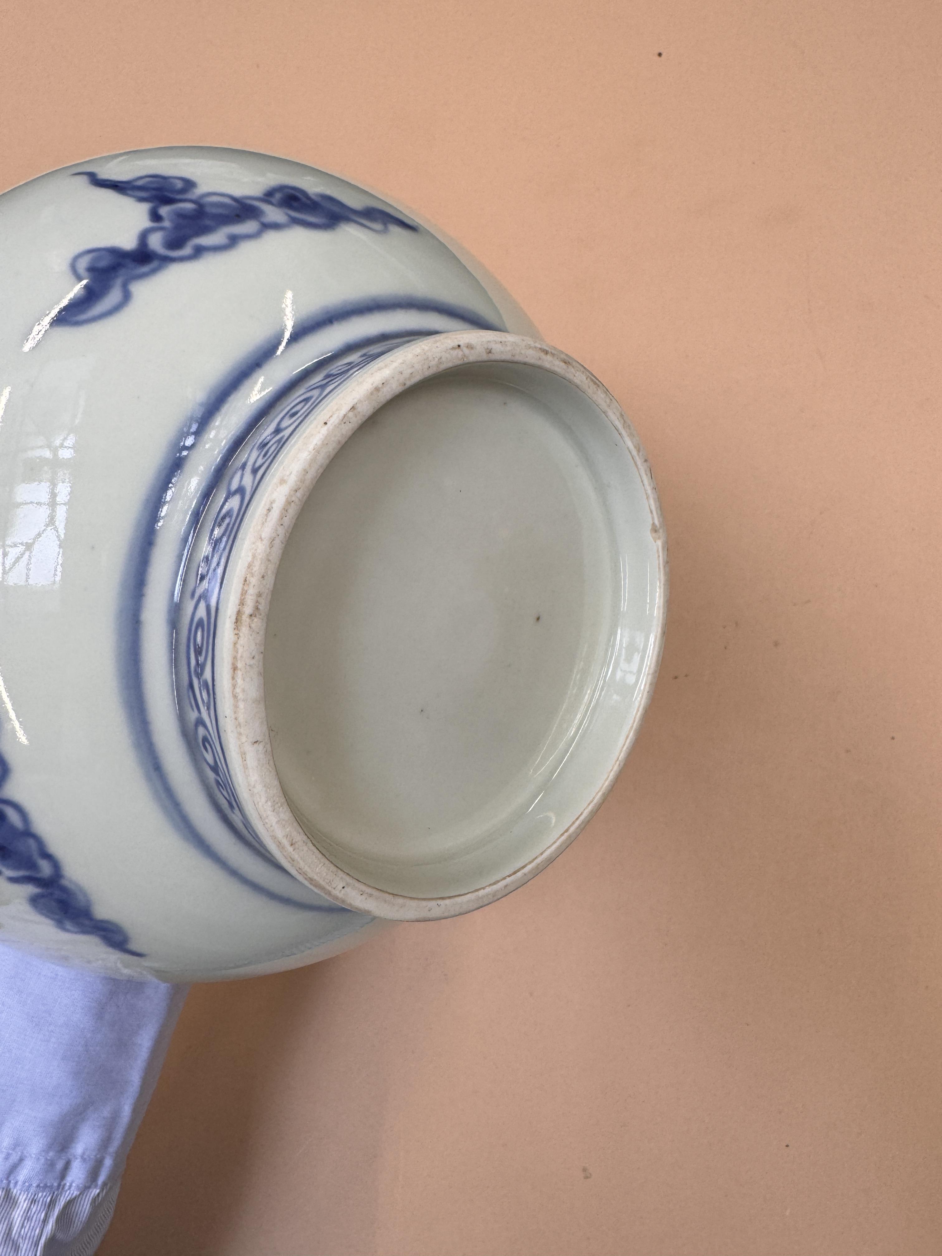 A CHINESE BLUE AND WHITE 'LOTUS' BOTTLE VASE 二十世紀 青花團蓮紋瓶 - Image 15 of 15