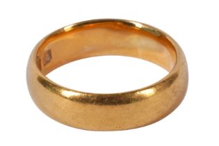 A 22CT YELLOW GOLD BAND, CIRCA 1924