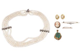 A COLLECTION OF JEWELLERY