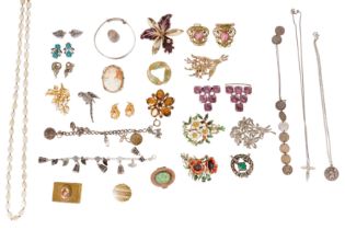 A COLLECTION OF SILVER AND COSTUME JEWELLERY