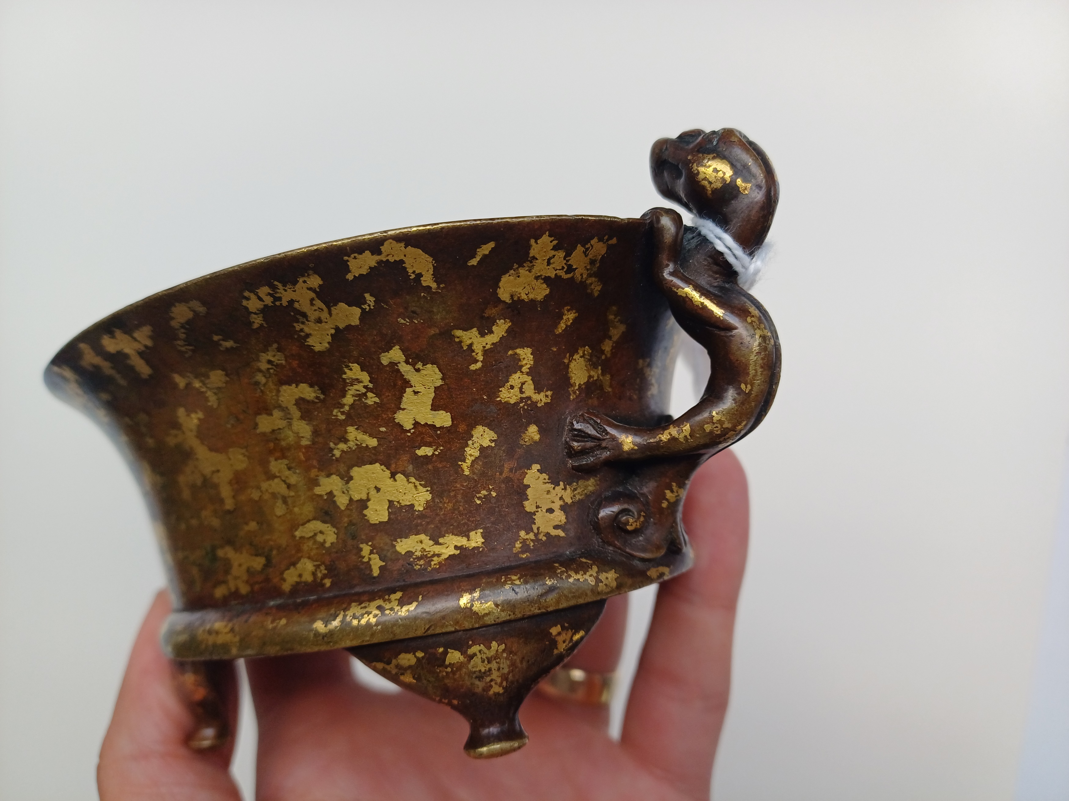 A CHINESE GOLD-SPLASHED NARCISSUS BASIN-SHAPED BRONZE CENSER 清十七或十八世紀 銅灑金水仙盆形香爐 《大明宣德年製》款 - Image 10 of 12